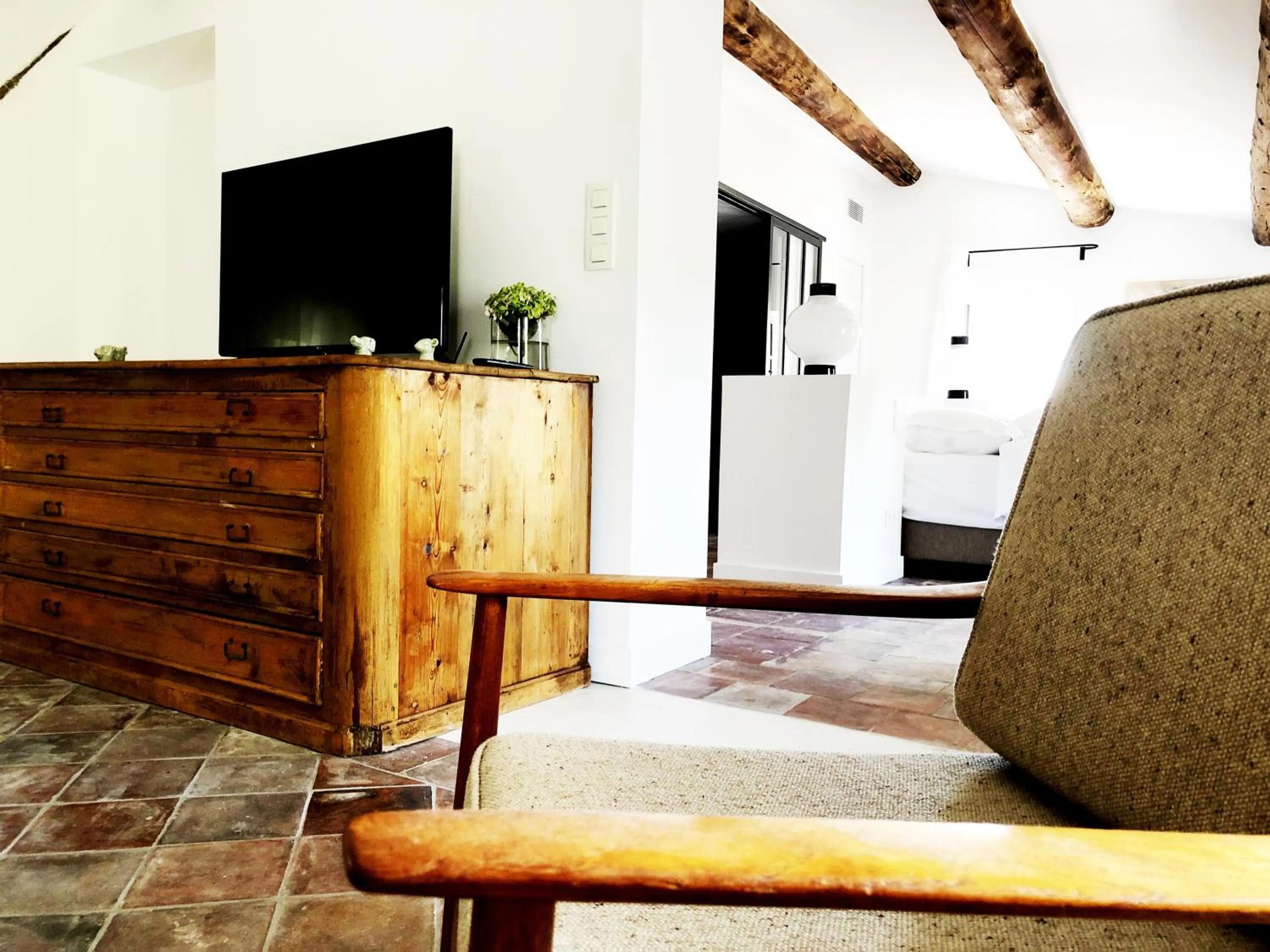 TV and multimedia, TV/Entertainment Center in Gabrielle Jeanne