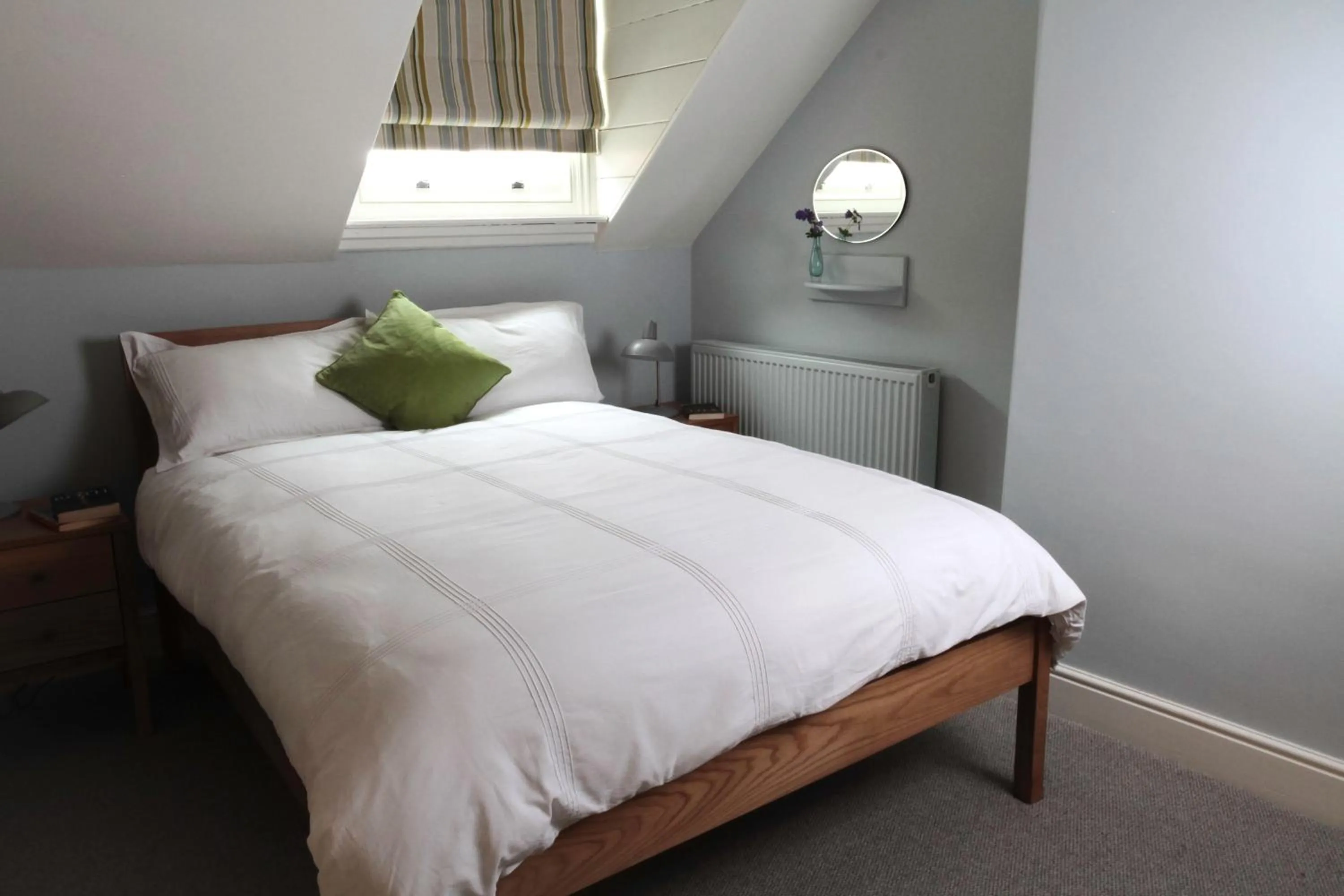 Photo of the whole room, Bed in Number 6