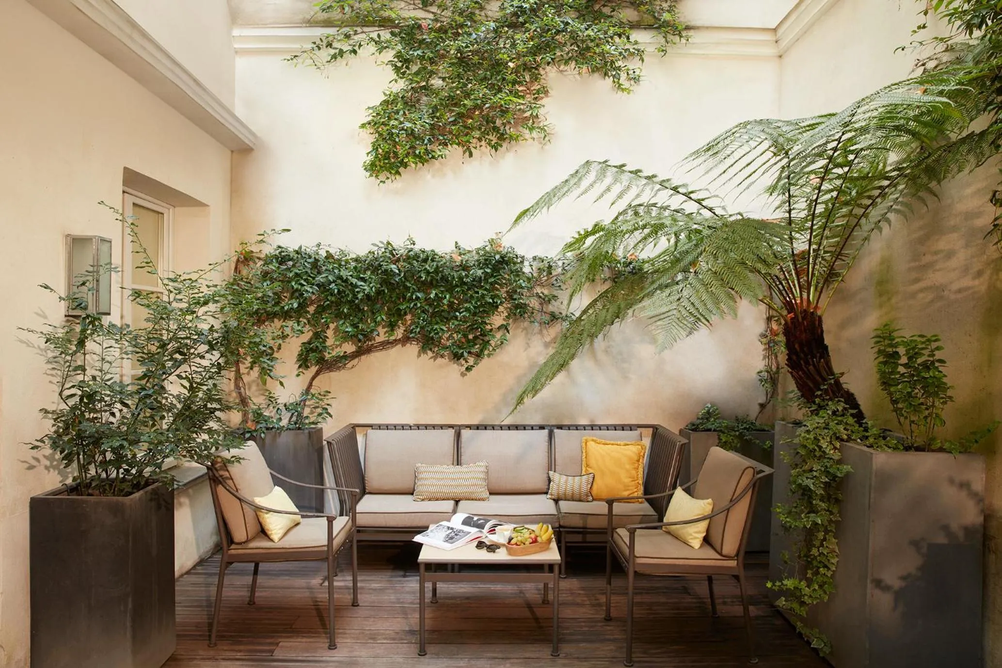 Patio in Le Burgundy Paris