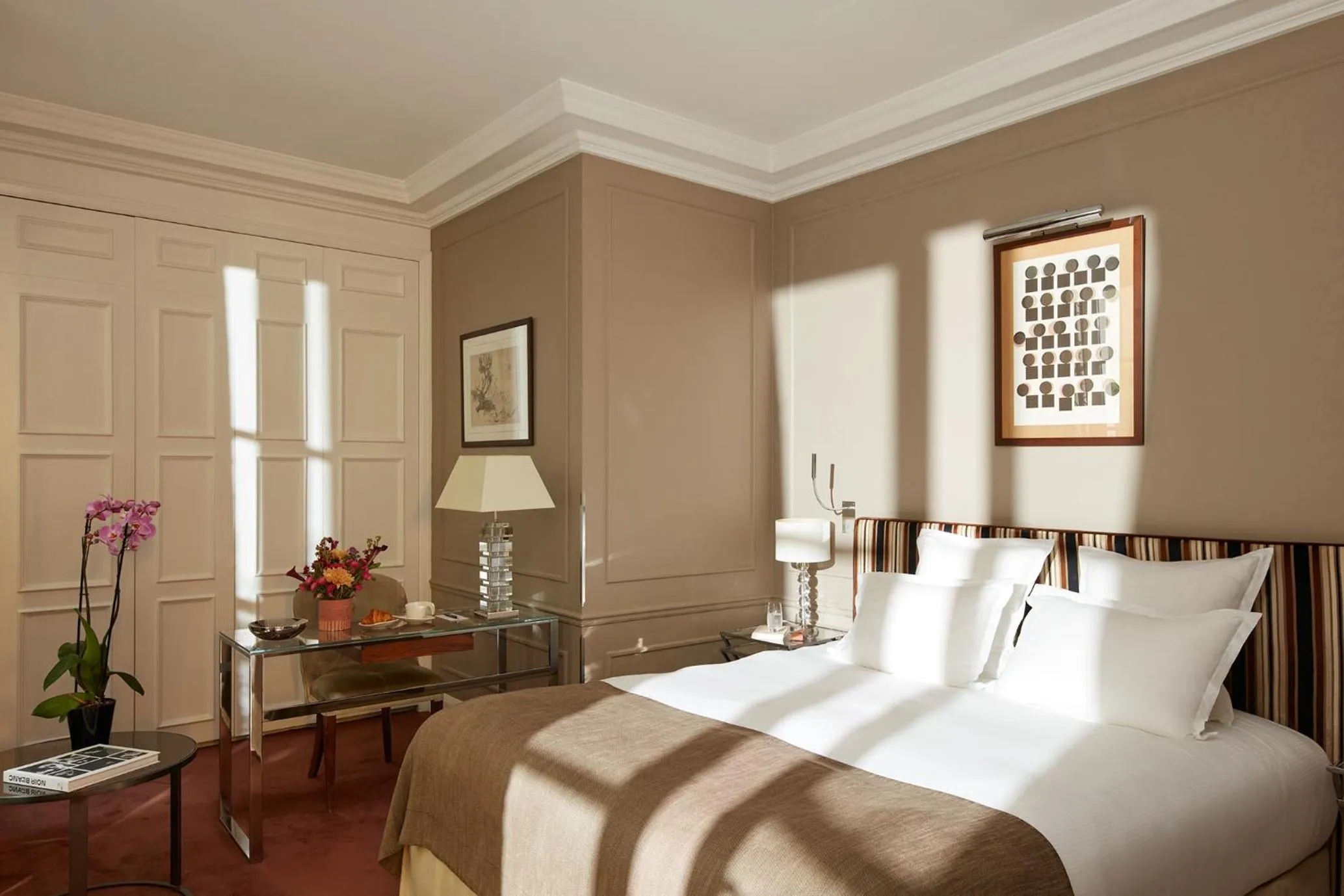 Photo of the whole room, Bed in Le Burgundy Paris