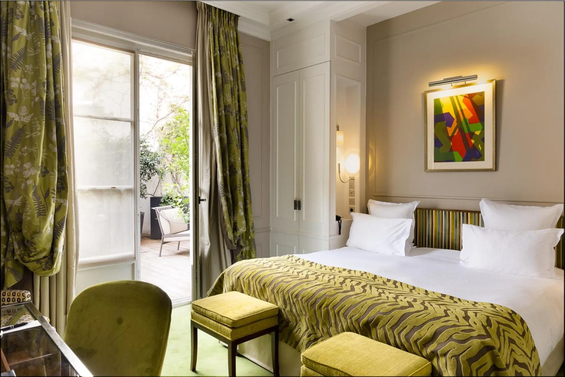 Photo of the whole room, Bed in Le Burgundy Paris