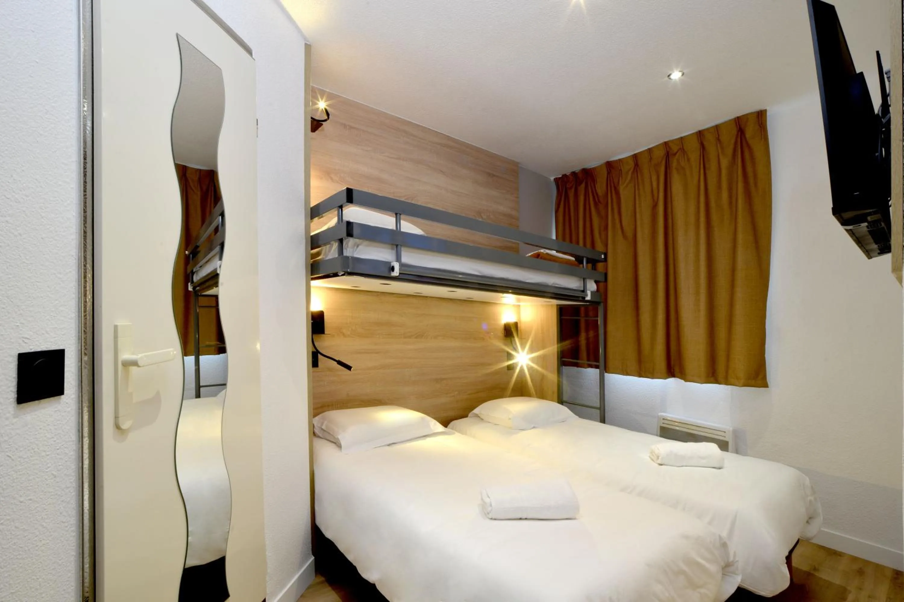 Bedroom, Bed in Hotel Cerise Lens