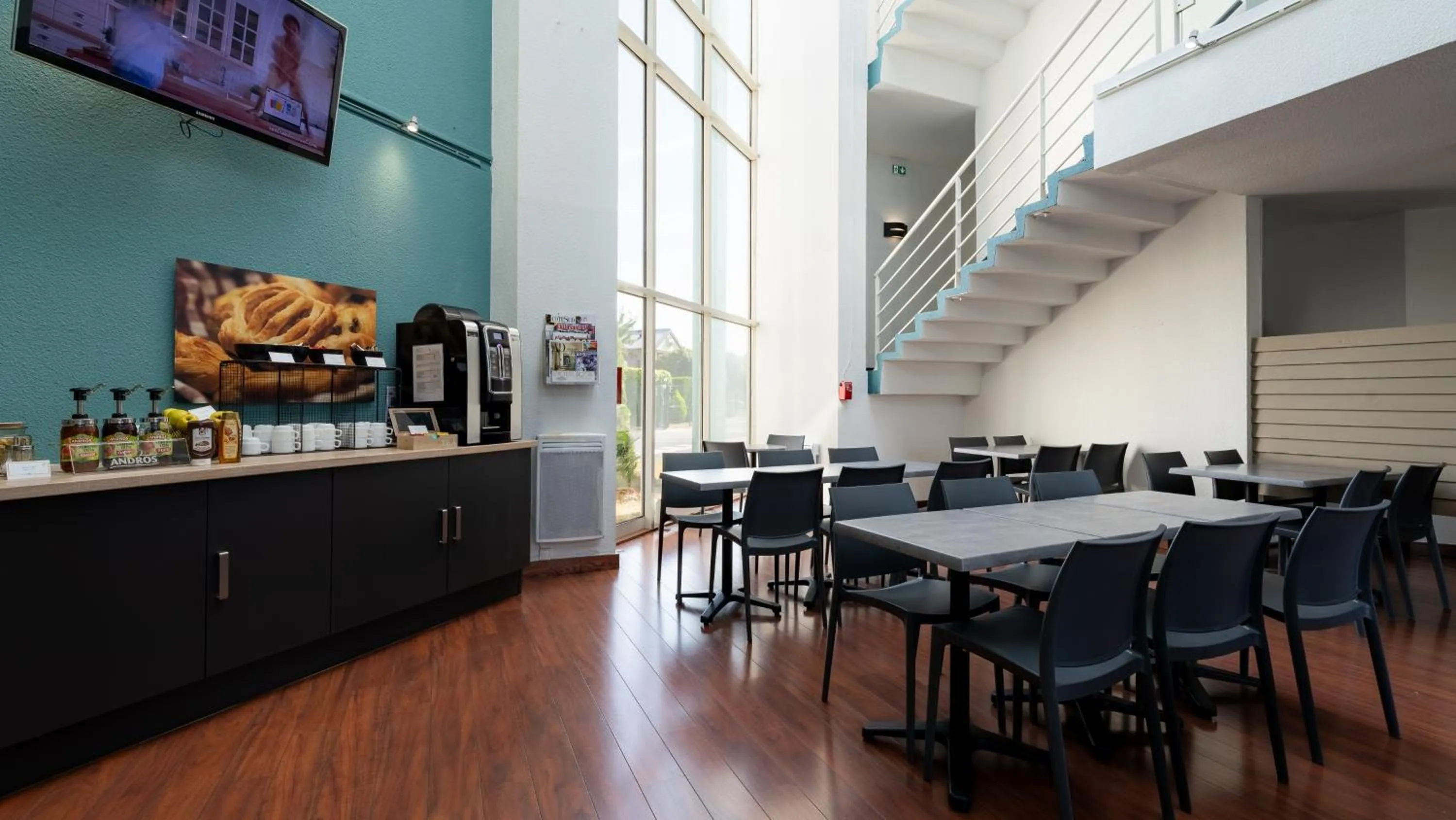 TV and multimedia in KYRIAD ECO LILLE SUD - Noyelles Godault