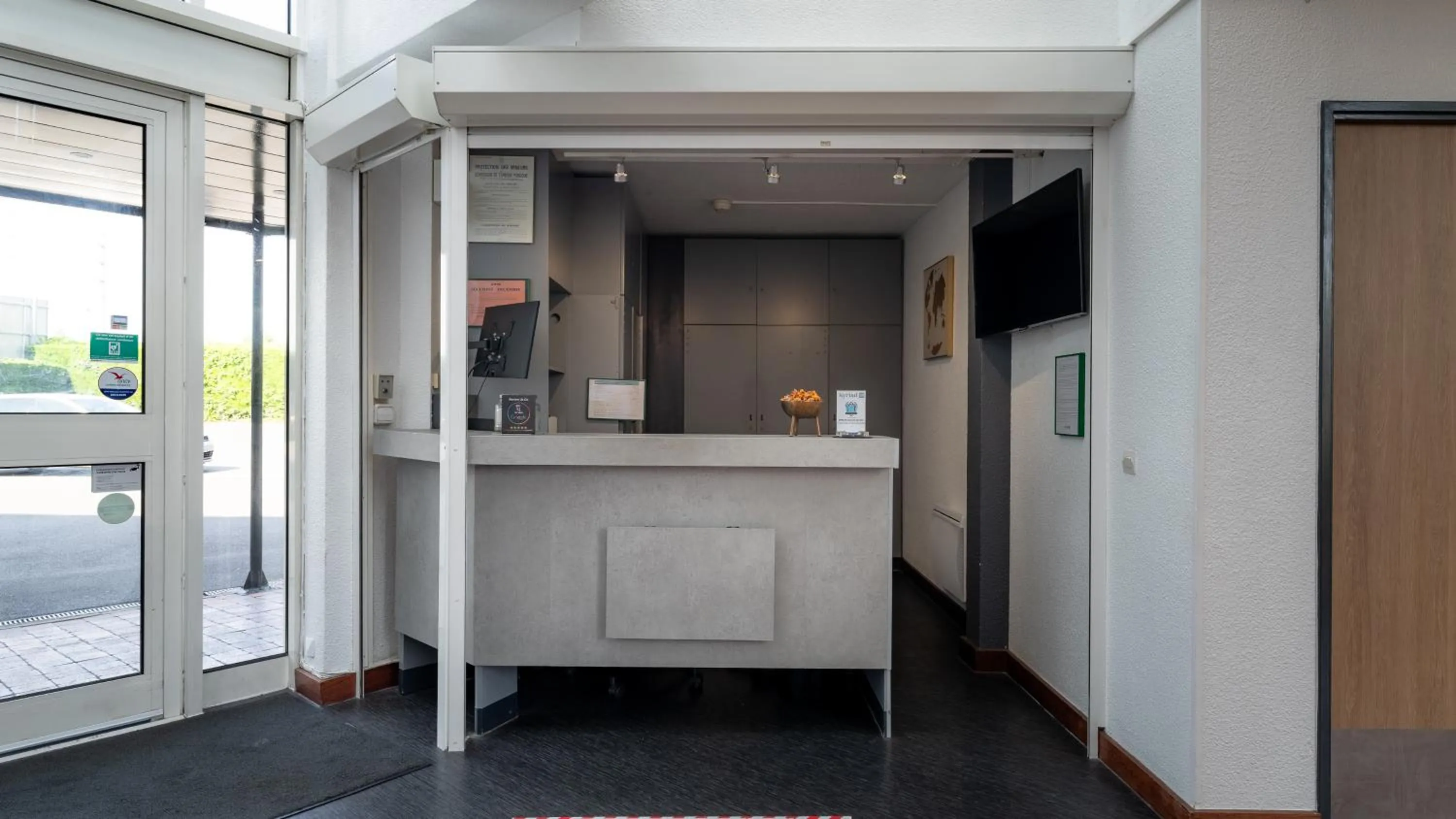 TV and multimedia in KYRIAD ECO LILLE SUD - Noyelles Godault