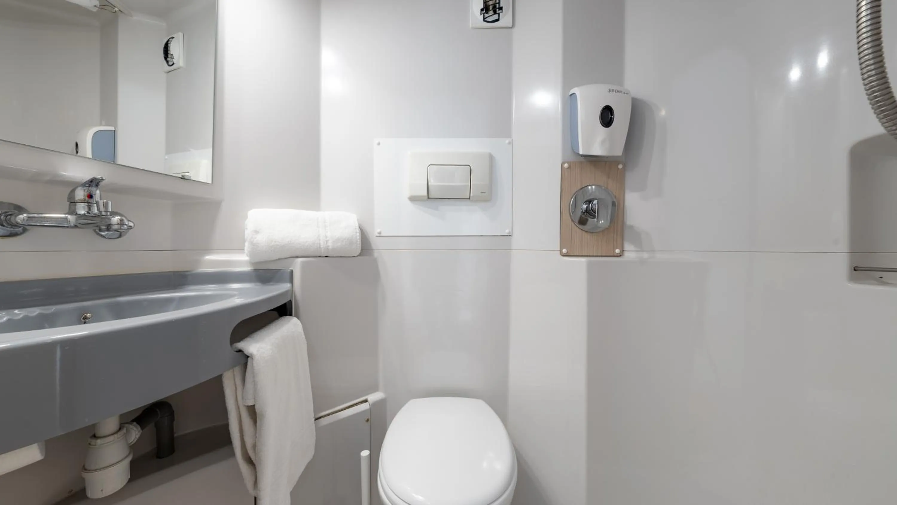 Shower in KYRIAD ECO LILLE SUD - Noyelles Godault