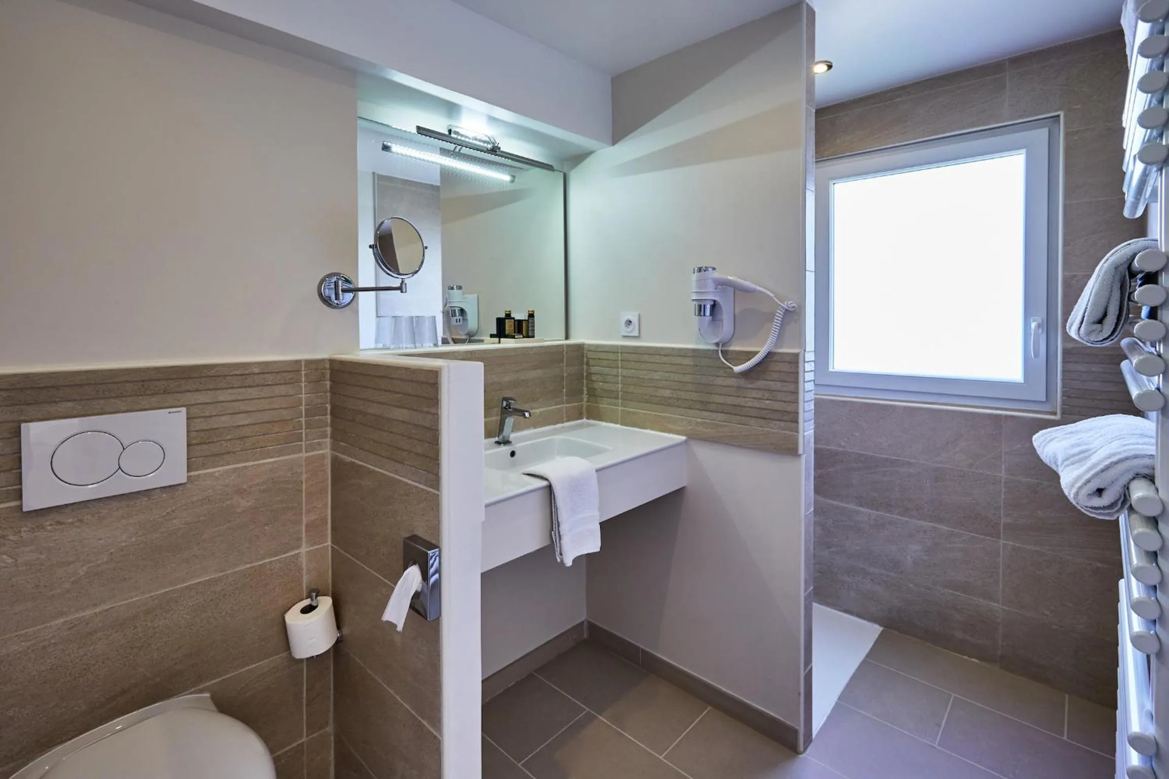 Shower in Les Villas d'Arromanches, Teritoria