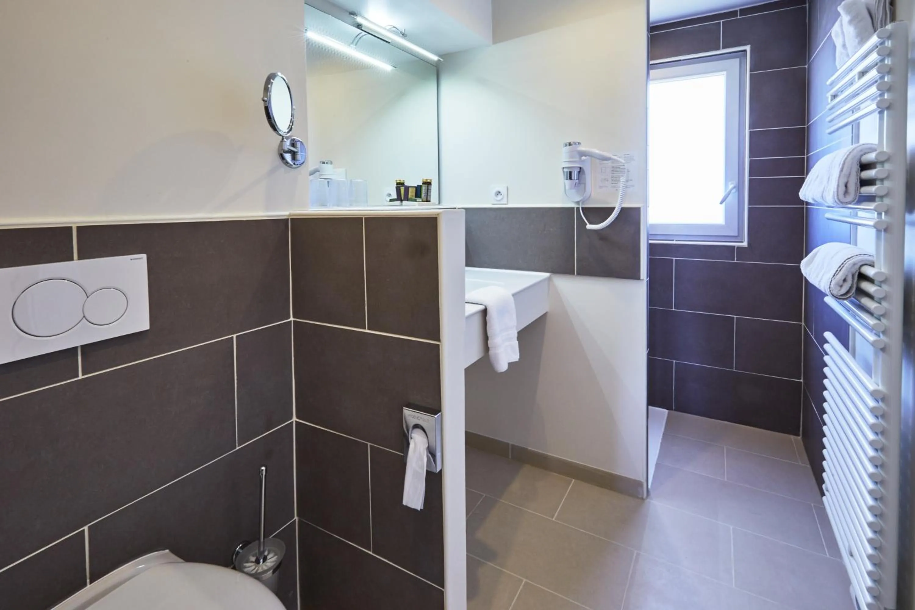 Bathroom in Les Villas d'Arromanches, Teritoria