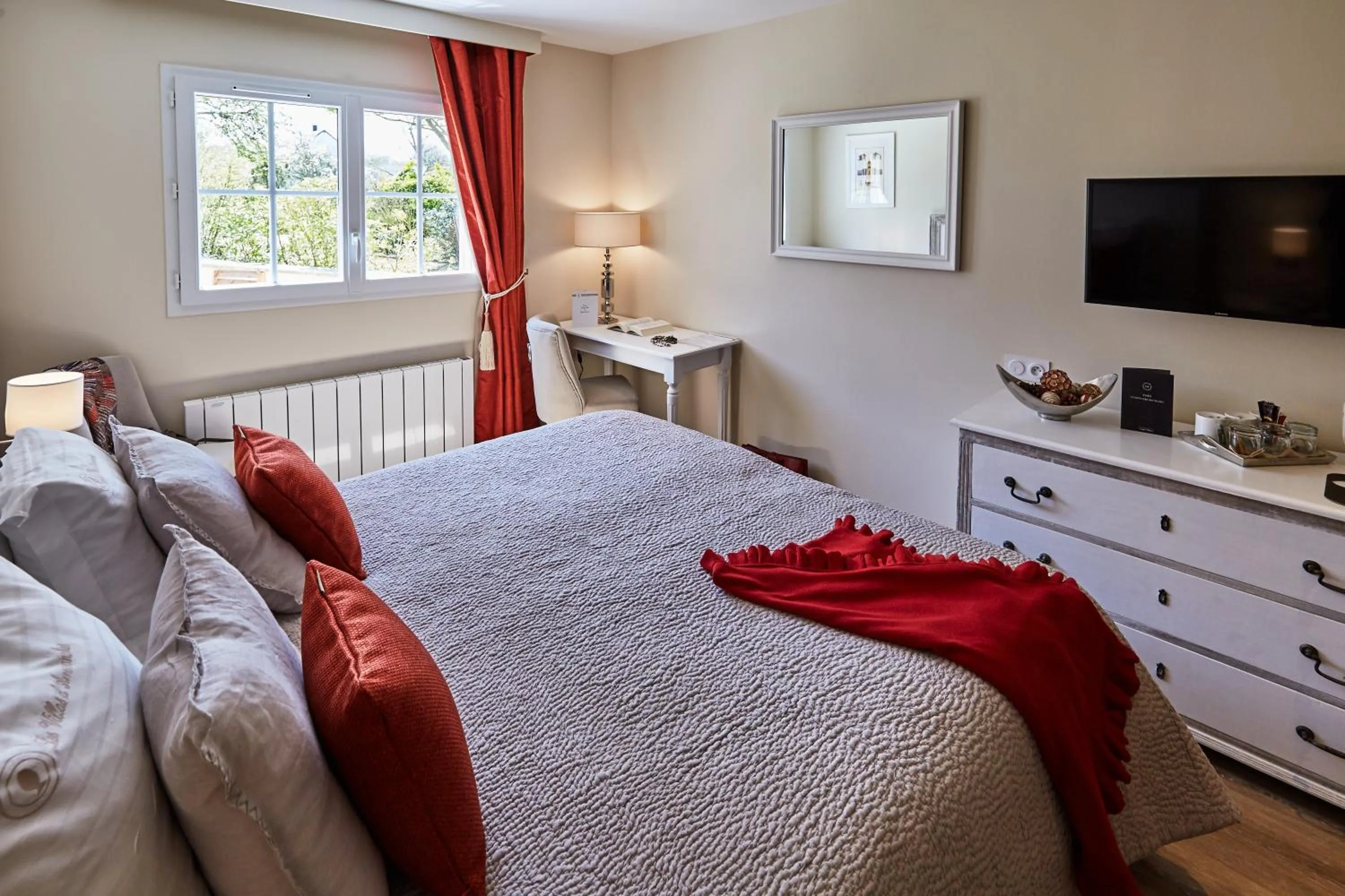 Bedroom, Bed in Les Villas d'Arromanches, Teritoria