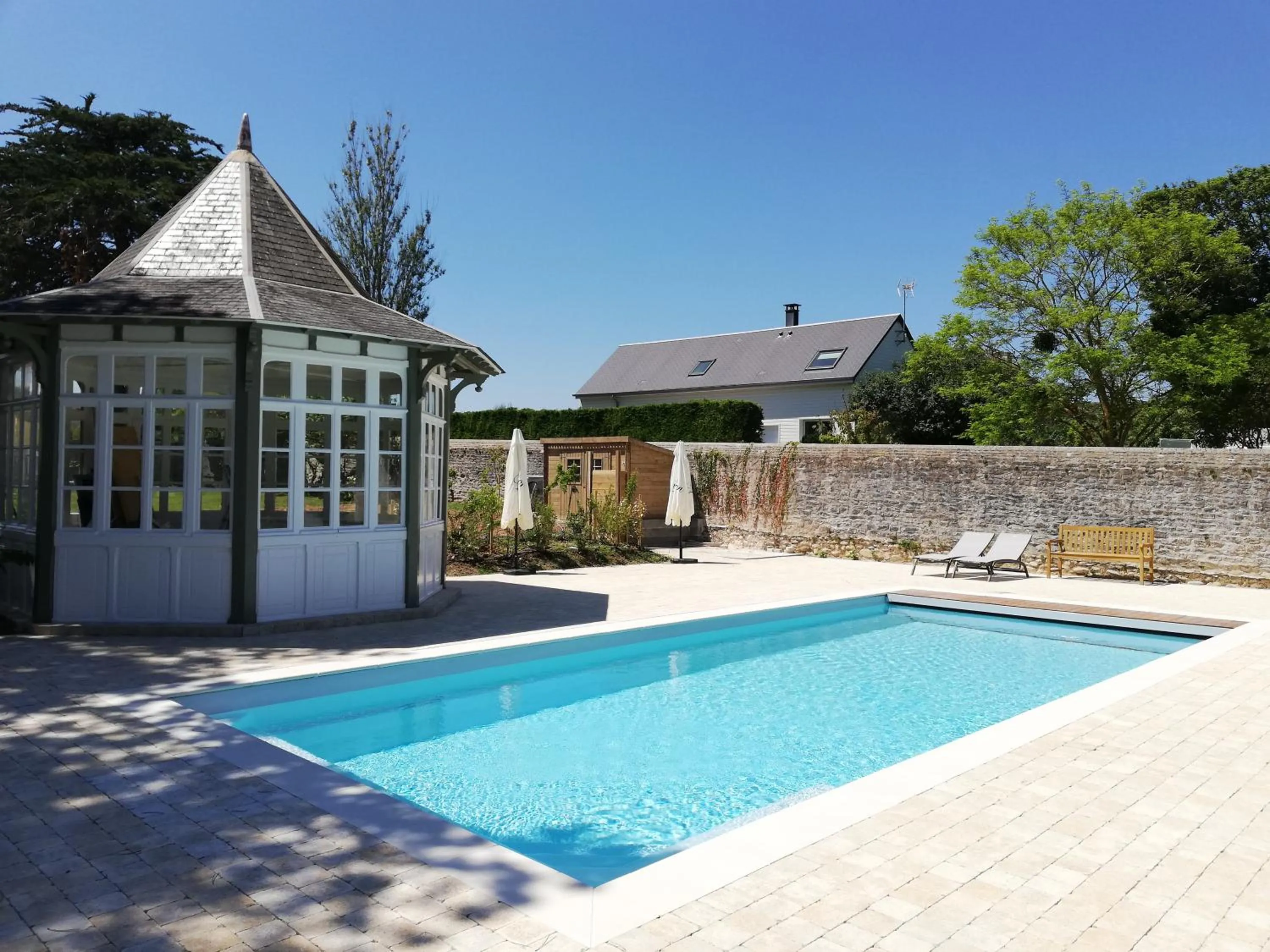 Swimming pool in Les Villas d'Arromanches, Teritoria