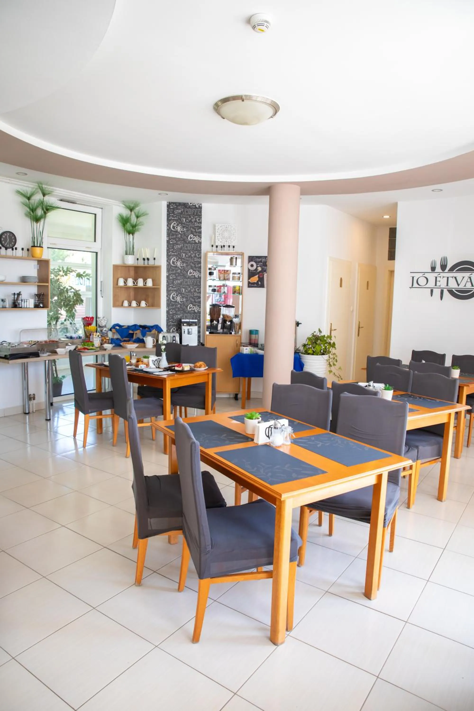 Restaurant/places to eat in Hotel Aqua