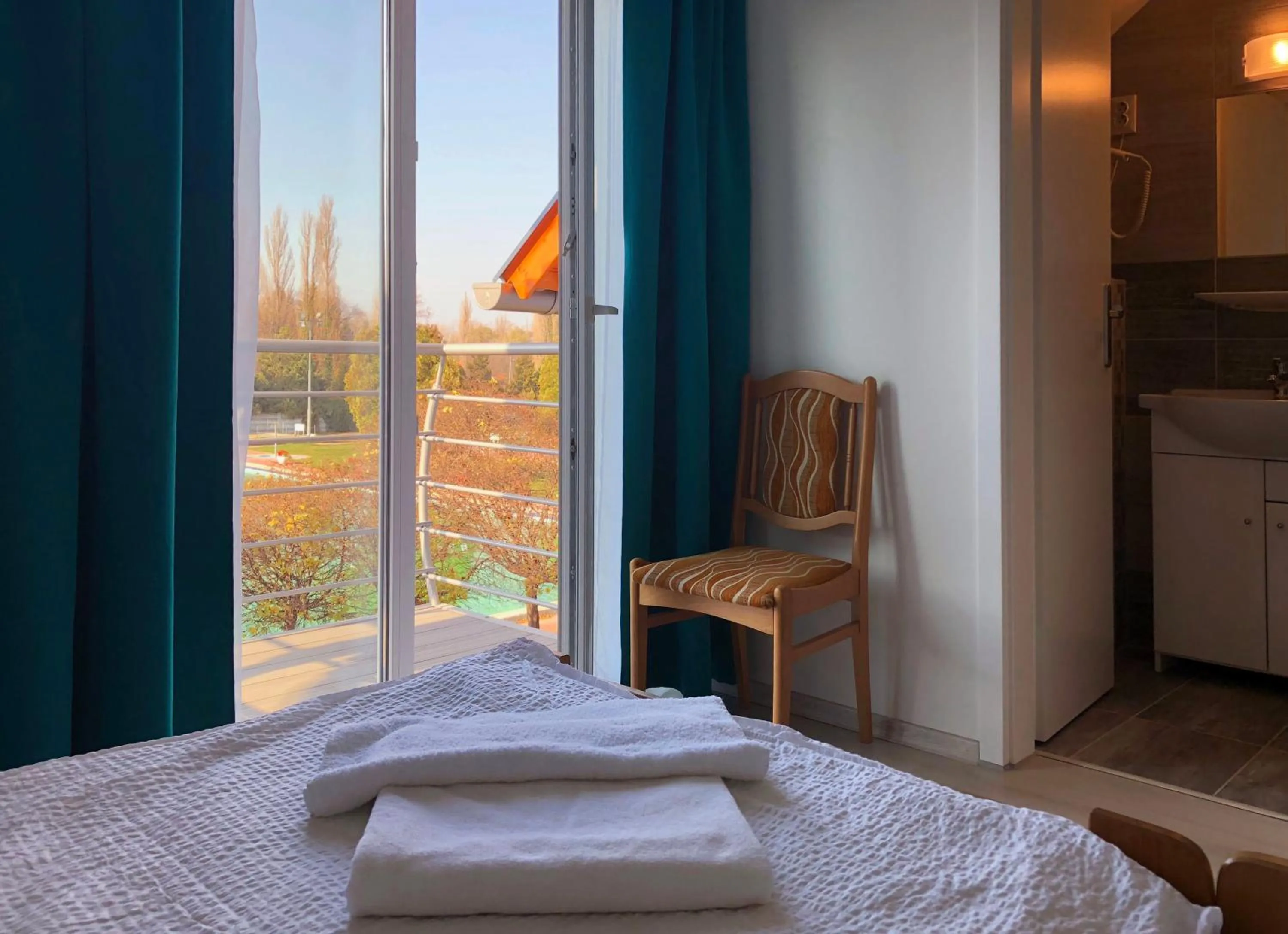 View (from property/room), Bed in Hotel Aqua