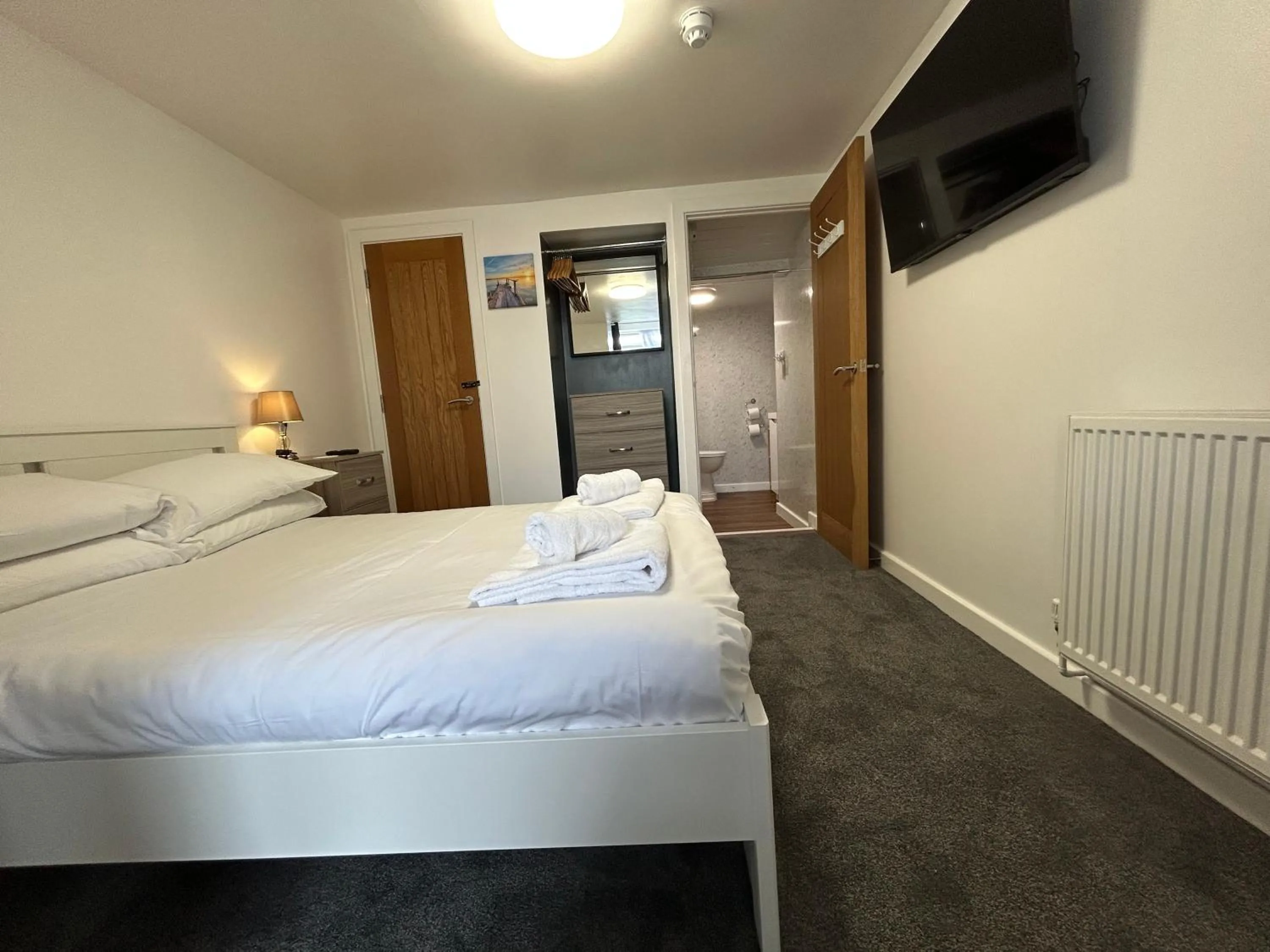 Bedroom, Bed in The Royal Clarence Hotel (on the Seafront)