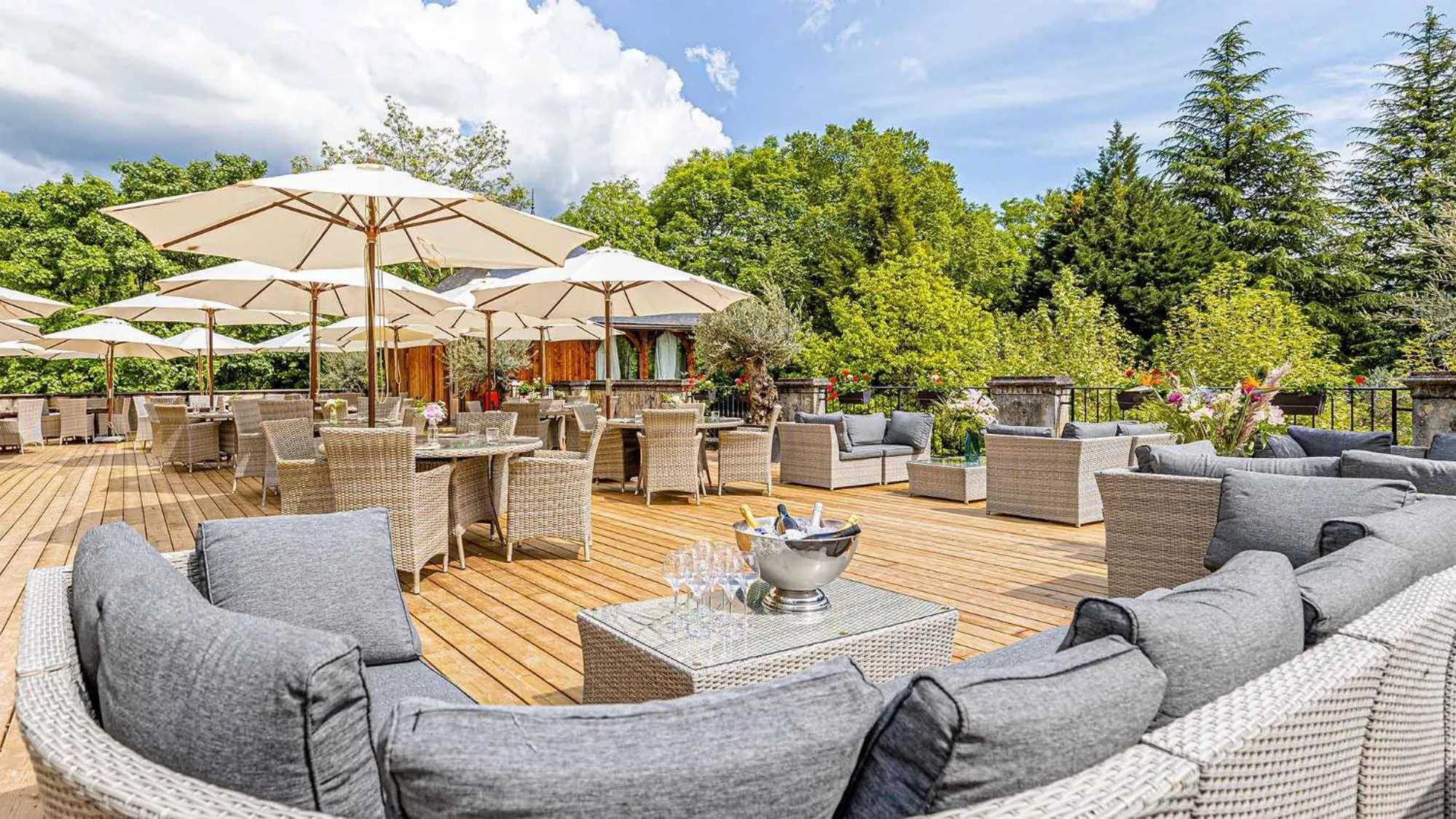 Restaurant/places to eat in Château de Candie