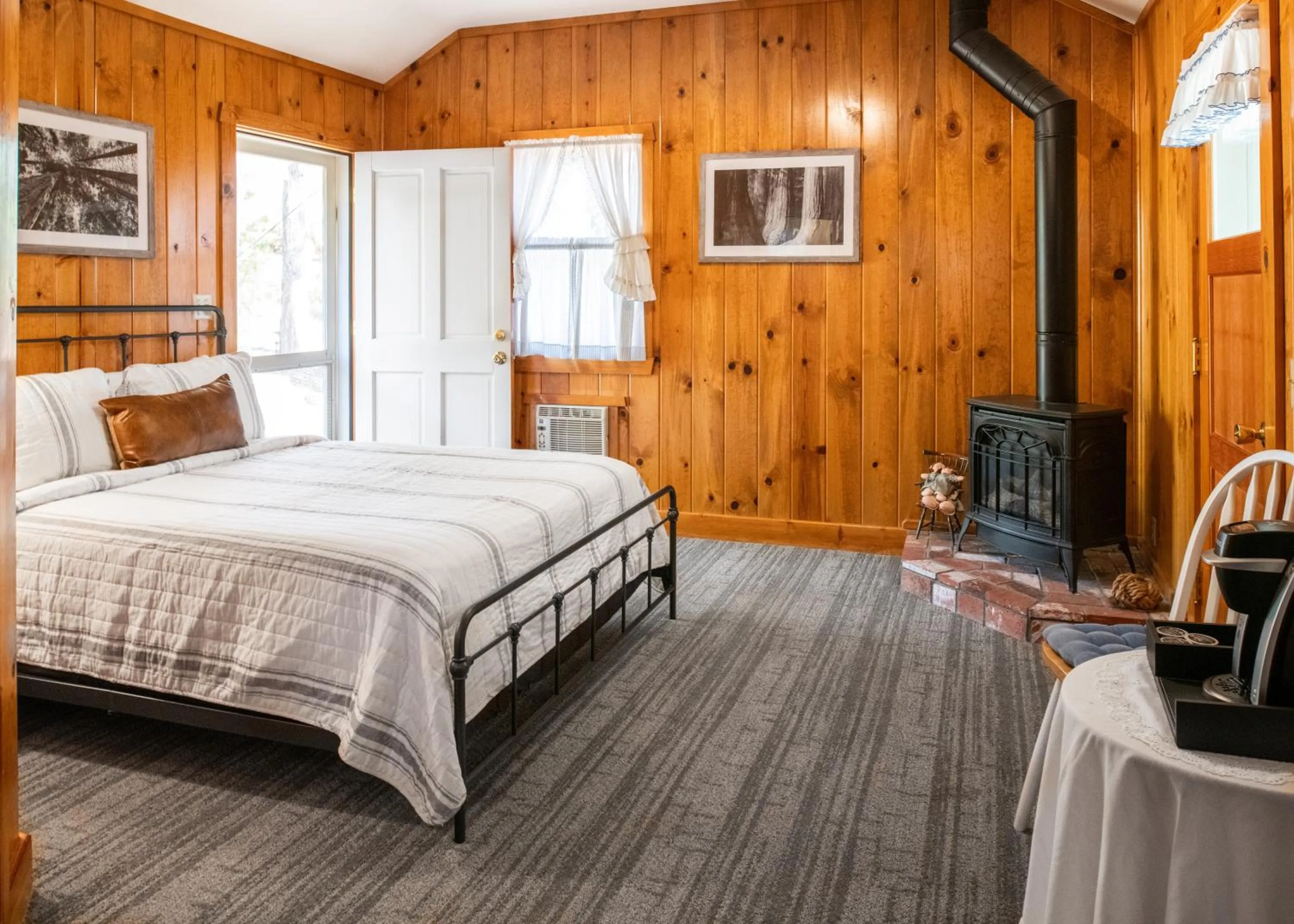 Bedroom, Bed in Inn at Sugar Pine Ranch