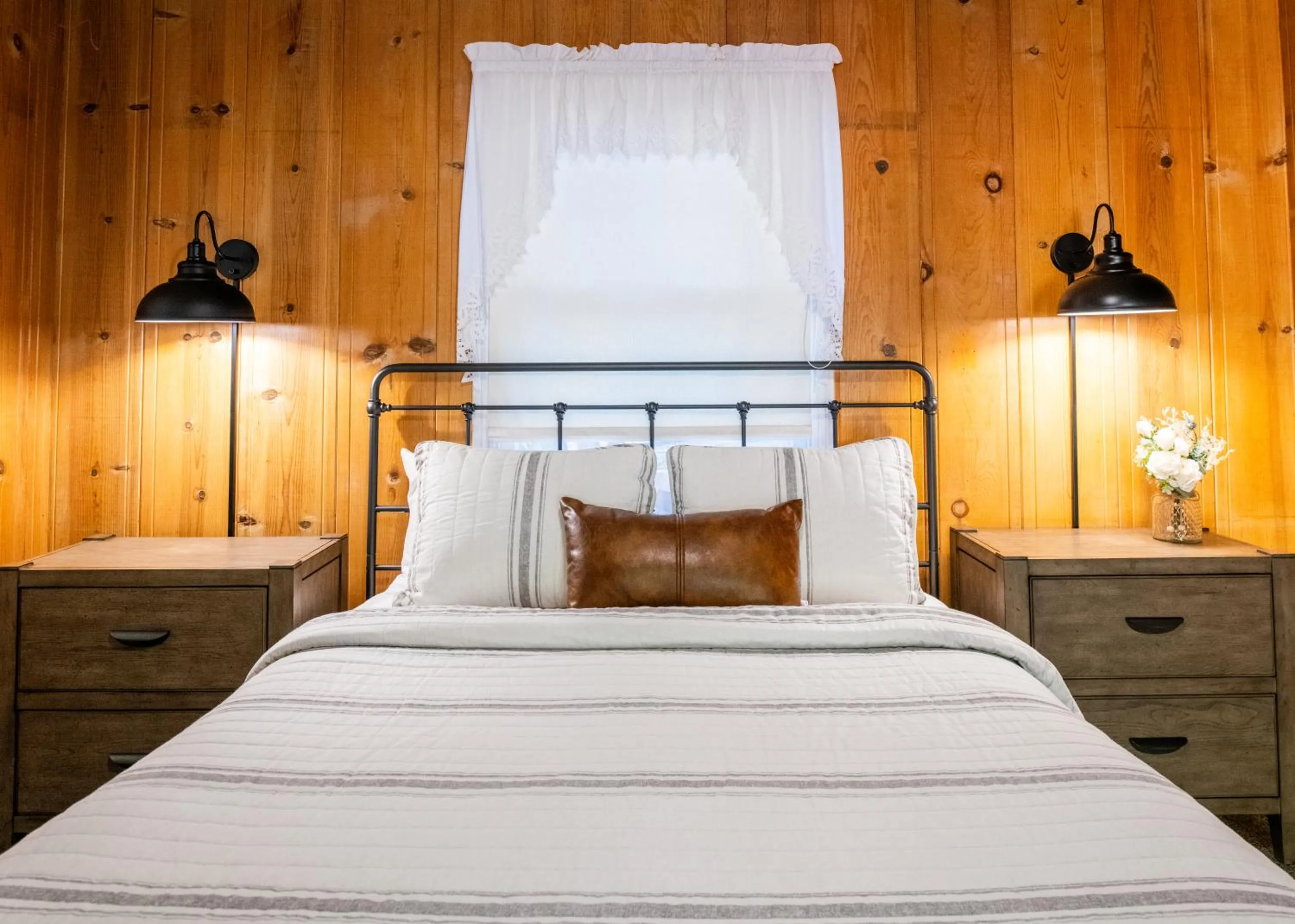 Bedroom, Bed in Inn at Sugar Pine Ranch