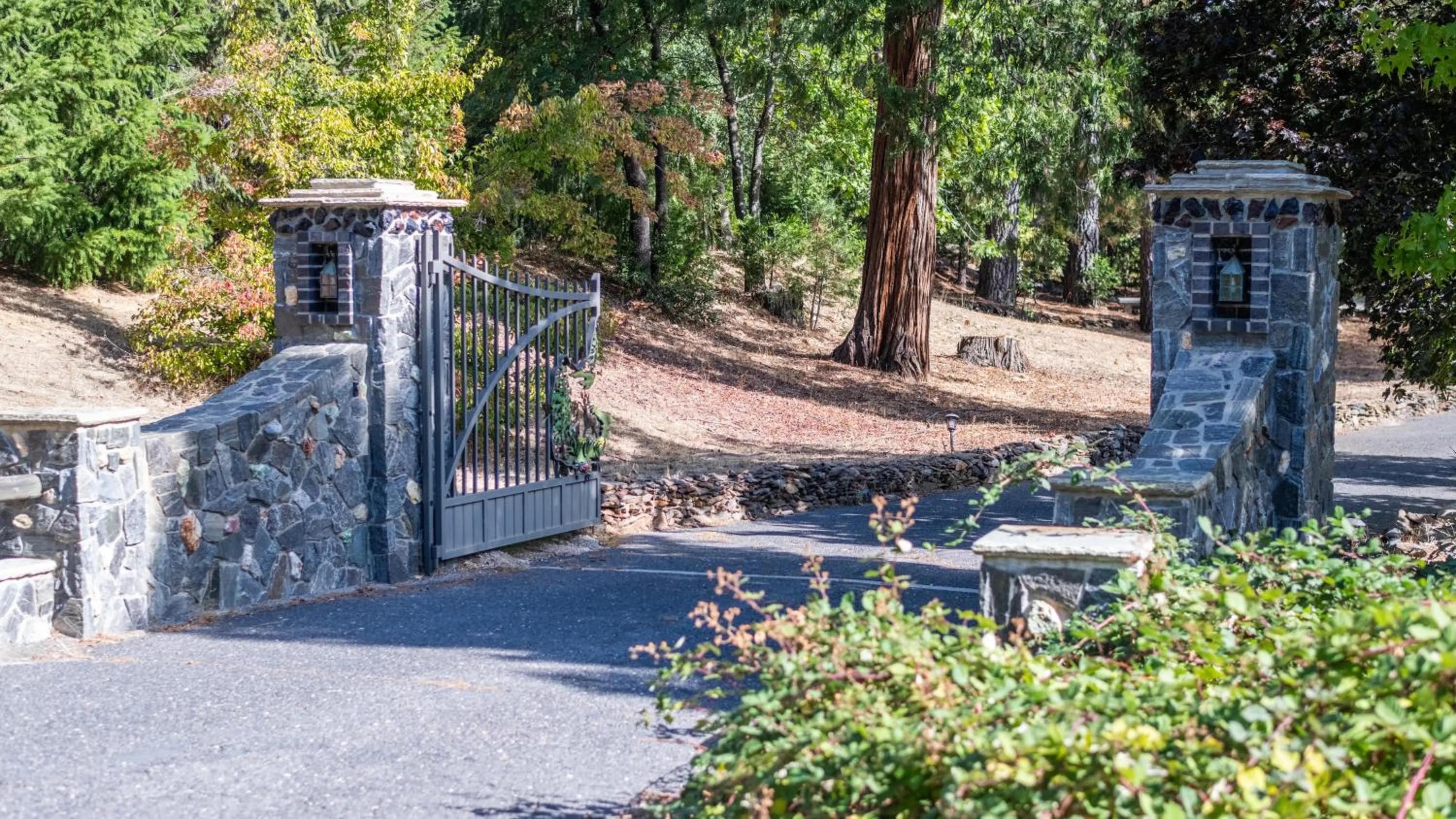 Facade/entrance in Inn at Sugar Pine Ranch