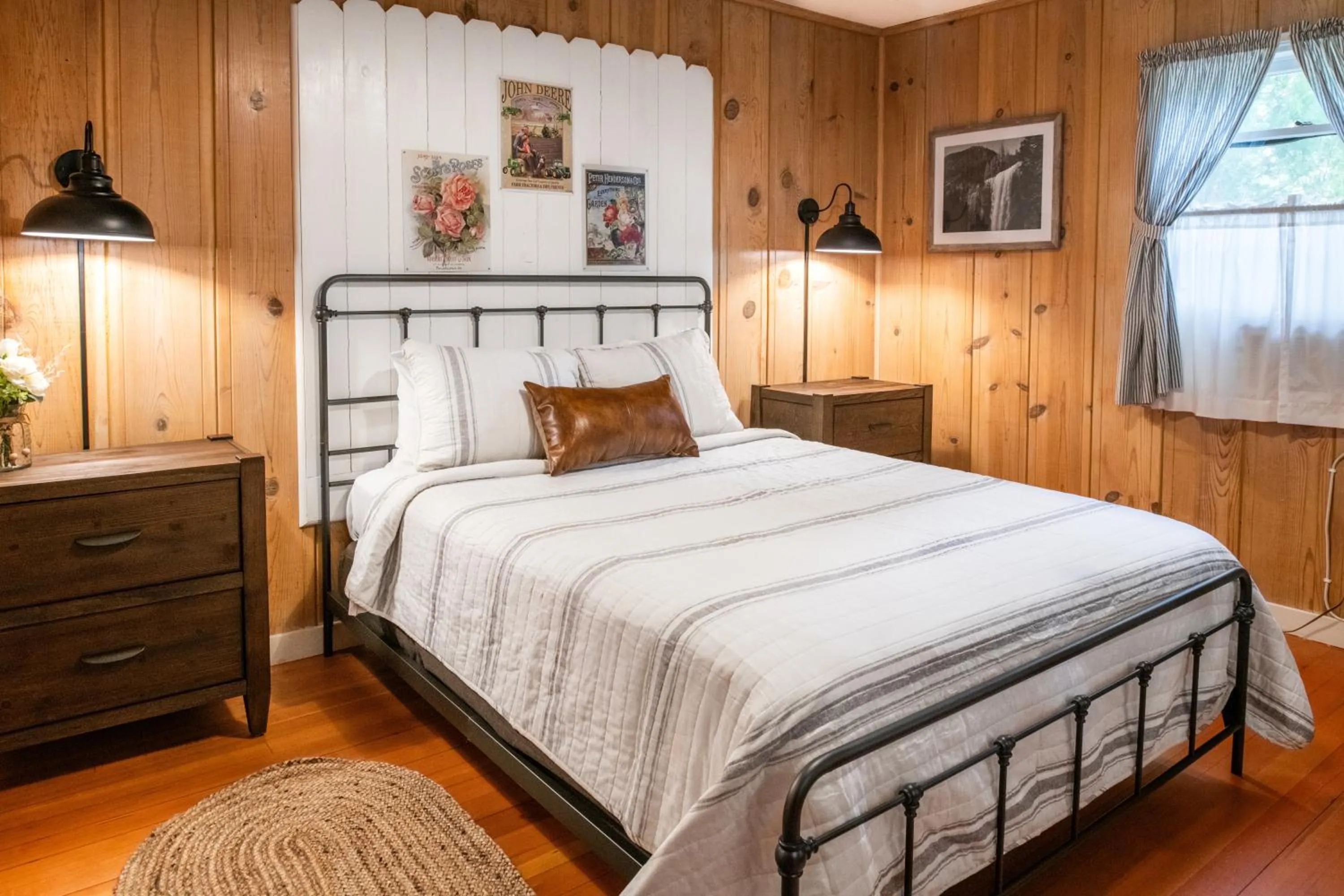 Bed in Inn at Sugar Pine Ranch