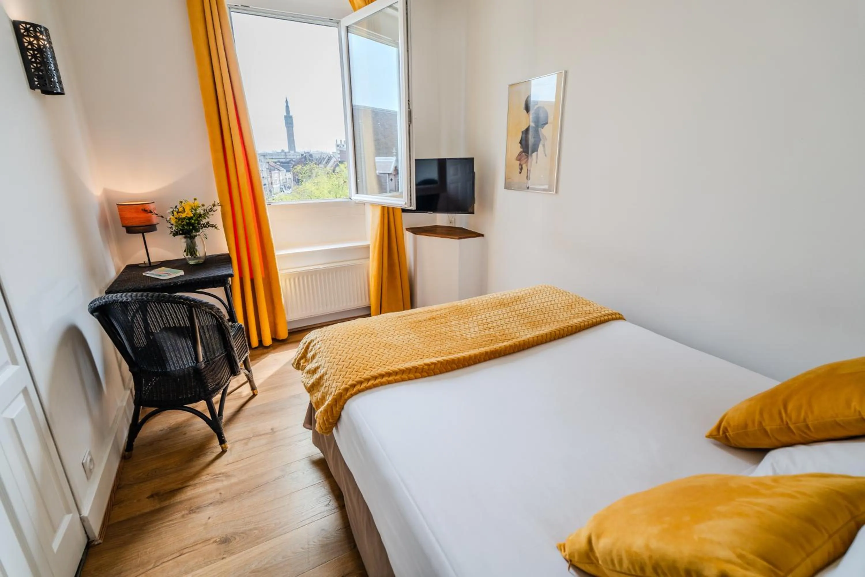 Property building, Bed in Brueghel