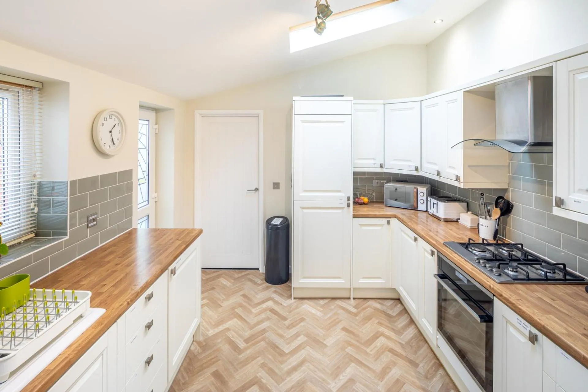 Kitchen or kitchenette in The Railway Inn MK - Victorian 3-Bedroom Home with Sauna, Jacuzzi Bath, FAST WI-FI & Free Parking