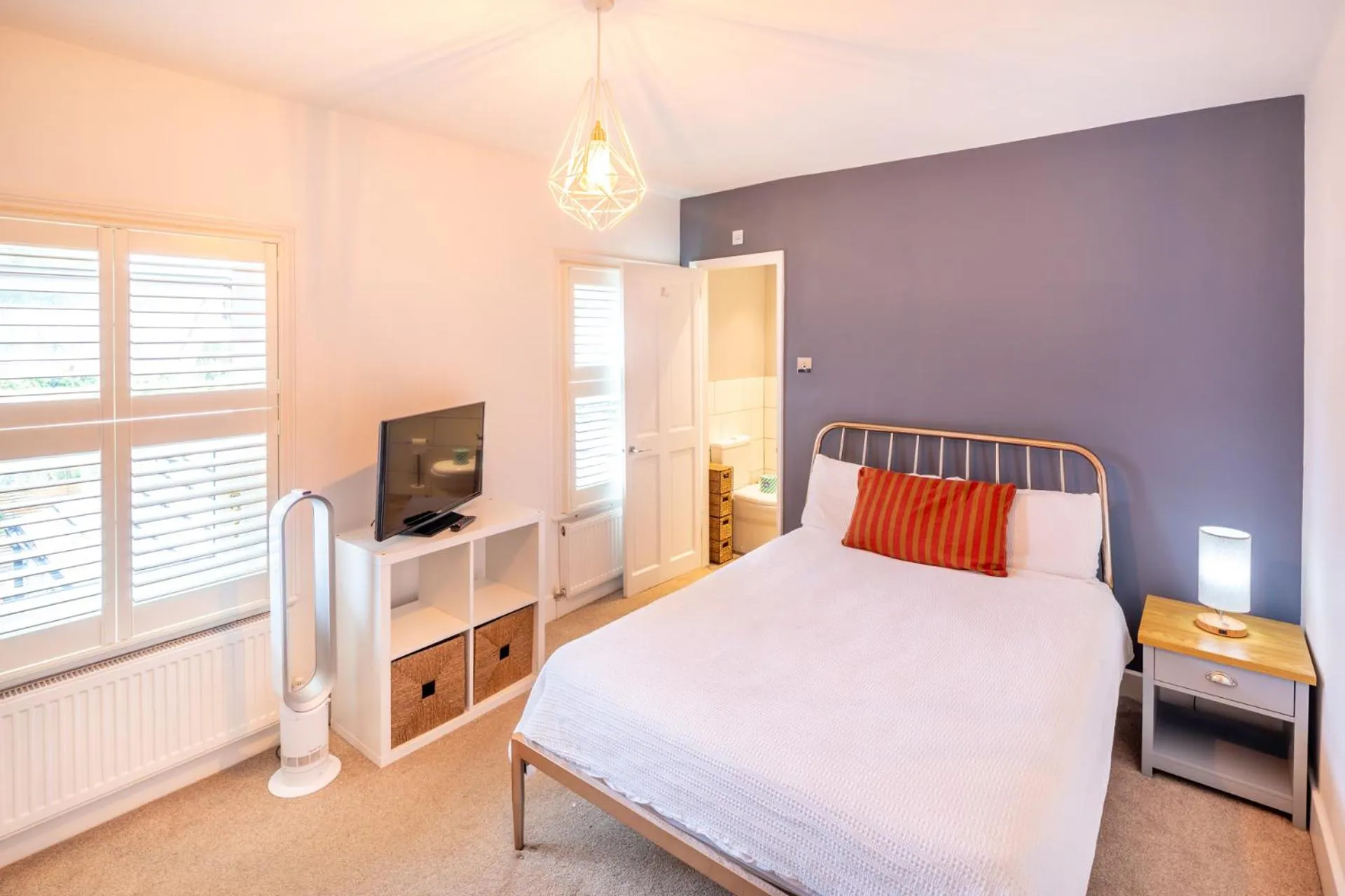 Bed in The Railway Inn MK - Victorian 3-Bedroom Home with Sauna, Jacuzzi Bath, FAST WI-FI & Free Parking