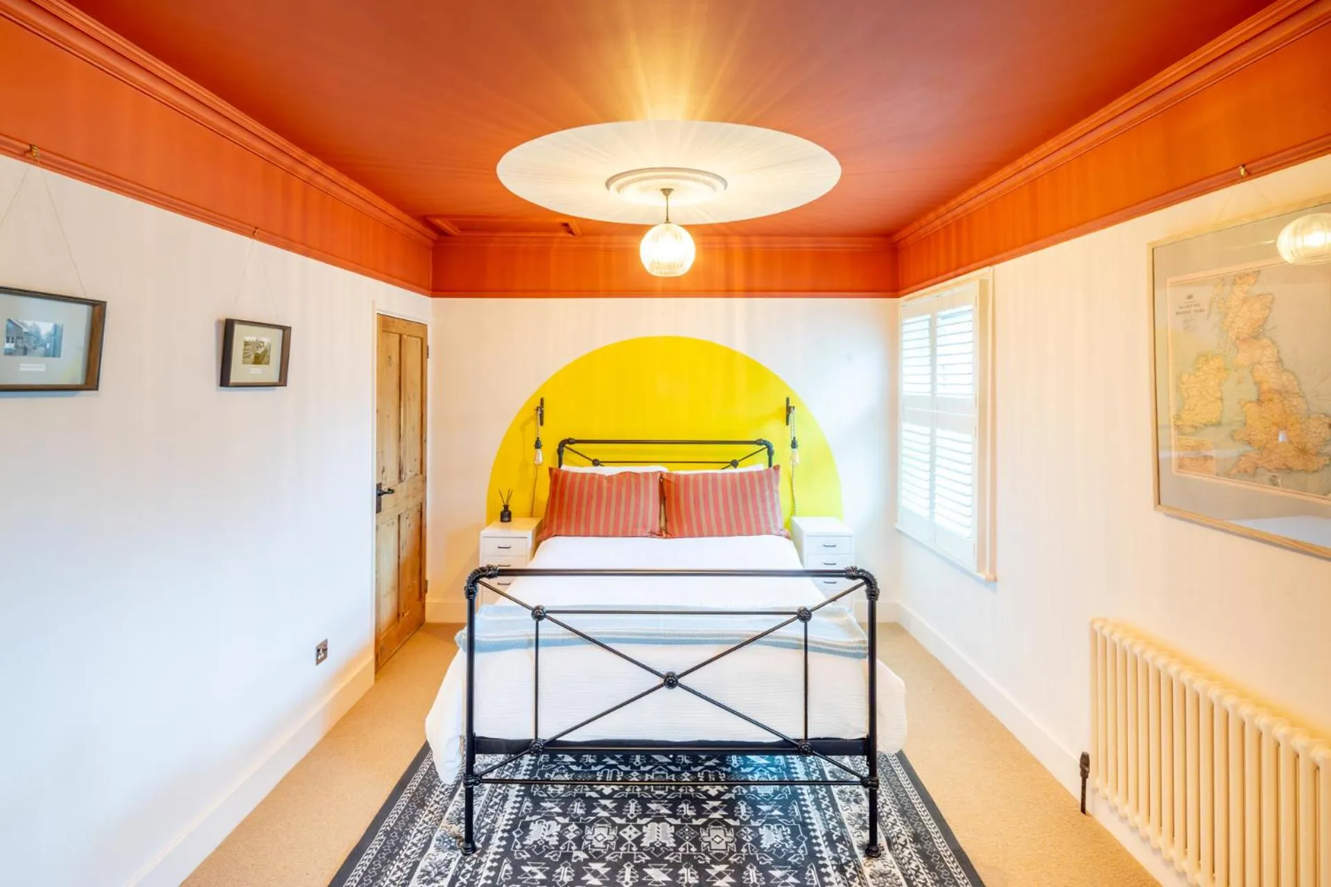 Bedroom in The Railway Inn MK - Victorian 3-Bedroom Home with Sauna, Jacuzzi Bath, FAST WI-FI & Free Parking