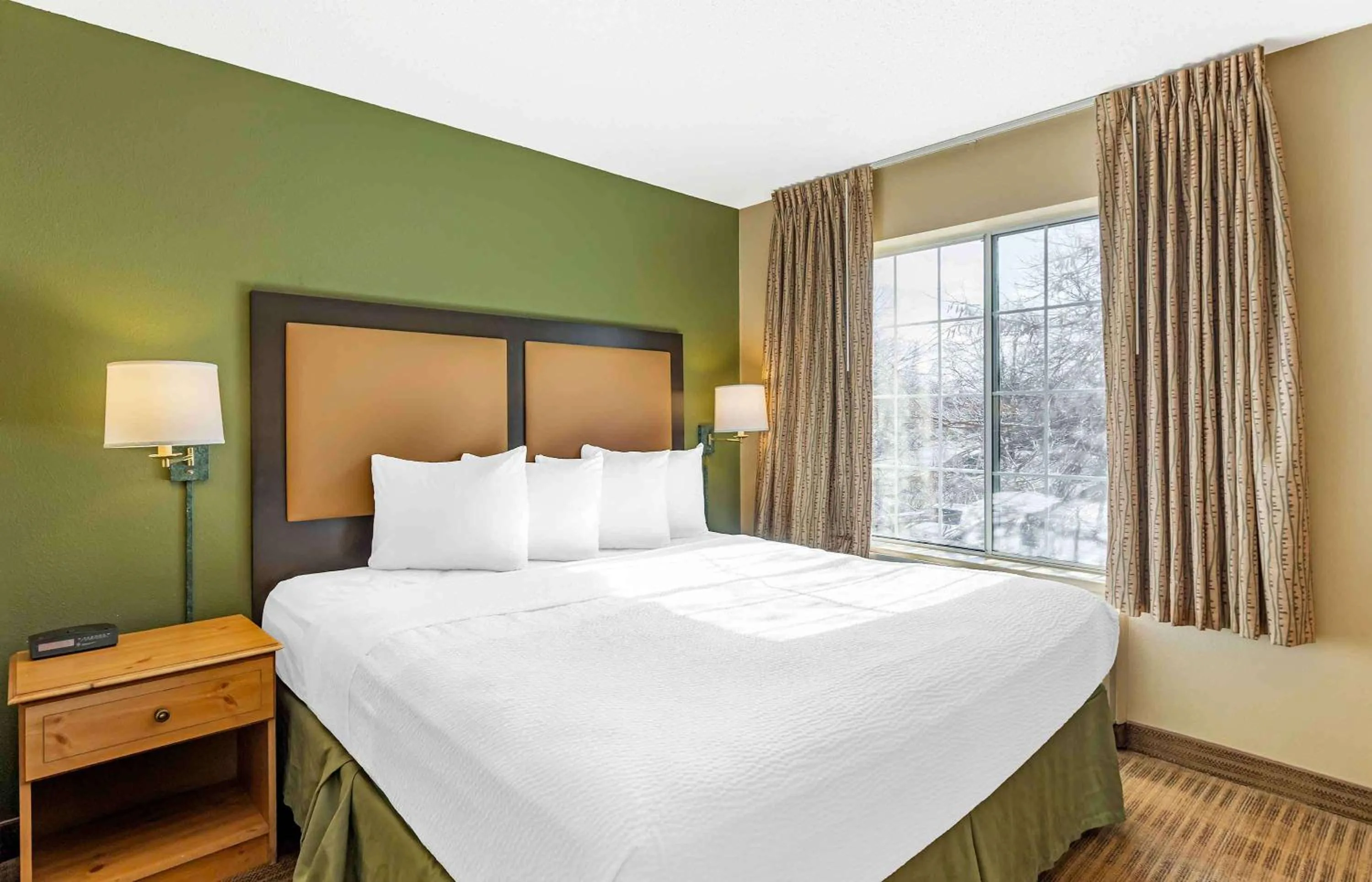 Bedroom, Bed in Extended Stay America Select Suites - Chicago - Naperville - East