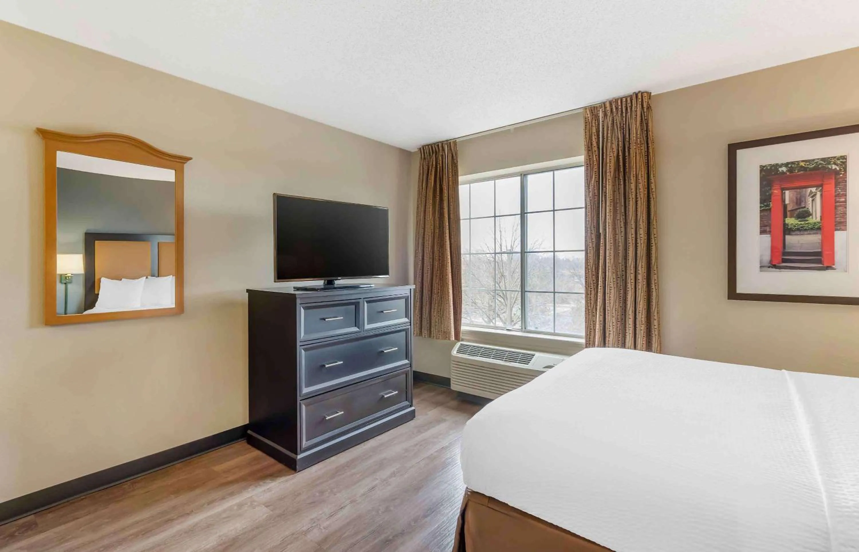 Bedroom, Bed in Extended Stay America Select Suites - Chicago - Naperville - East