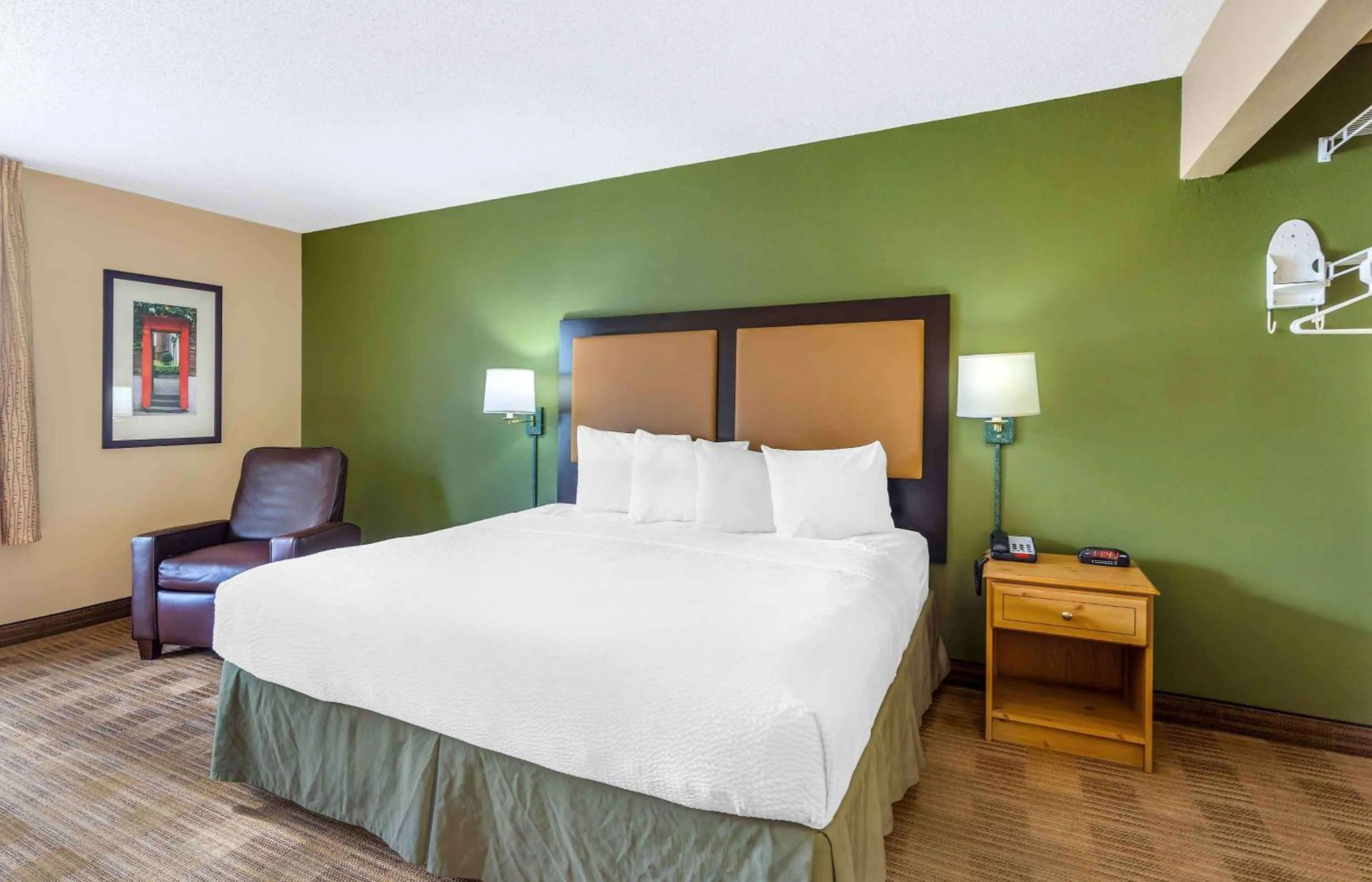 Bedroom, Bed in Extended Stay America Select Suites - Chicago - Naperville - East
