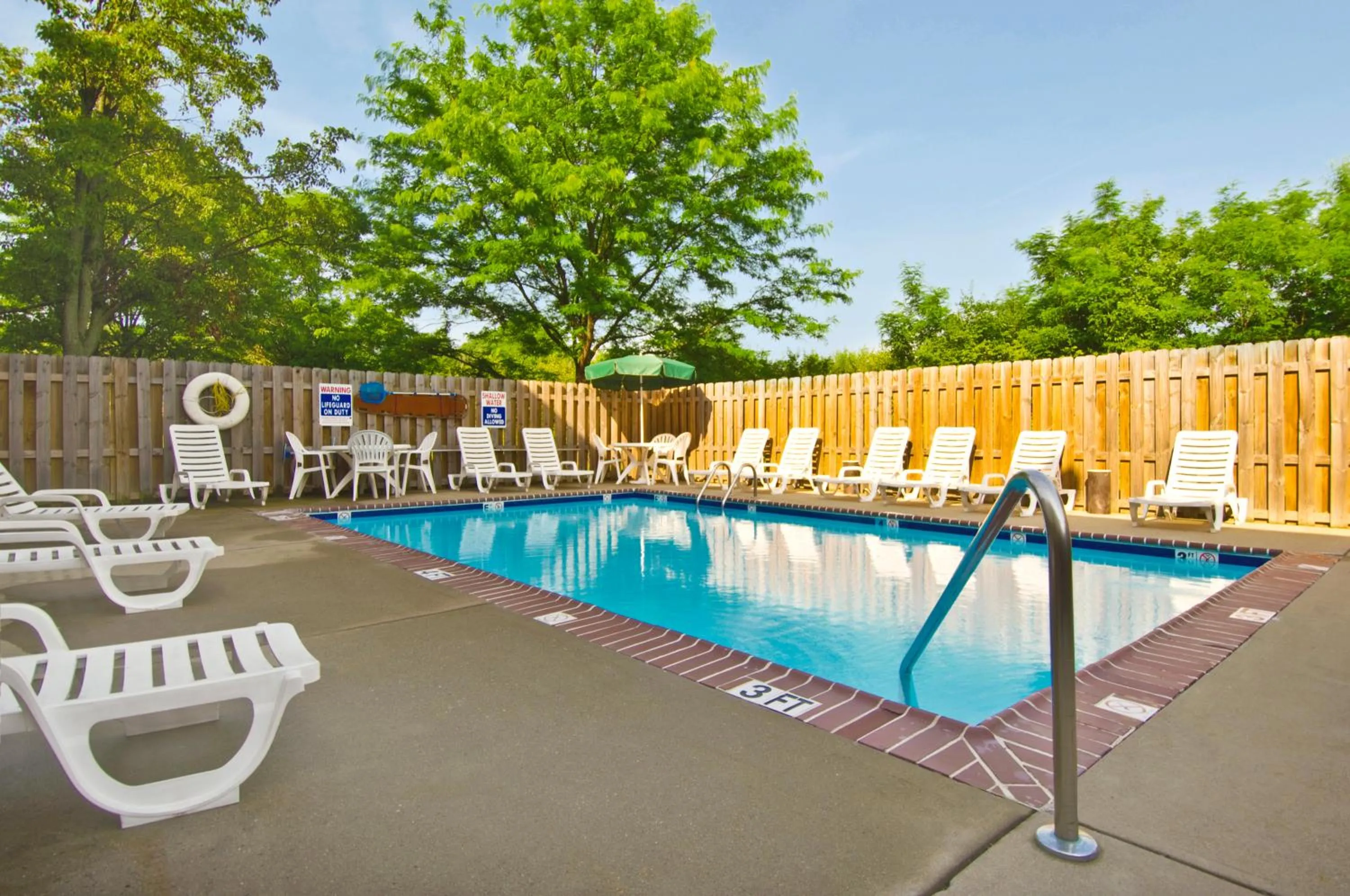 Swimming pool in Extended Stay America Suites - Jackson - Ridgeland