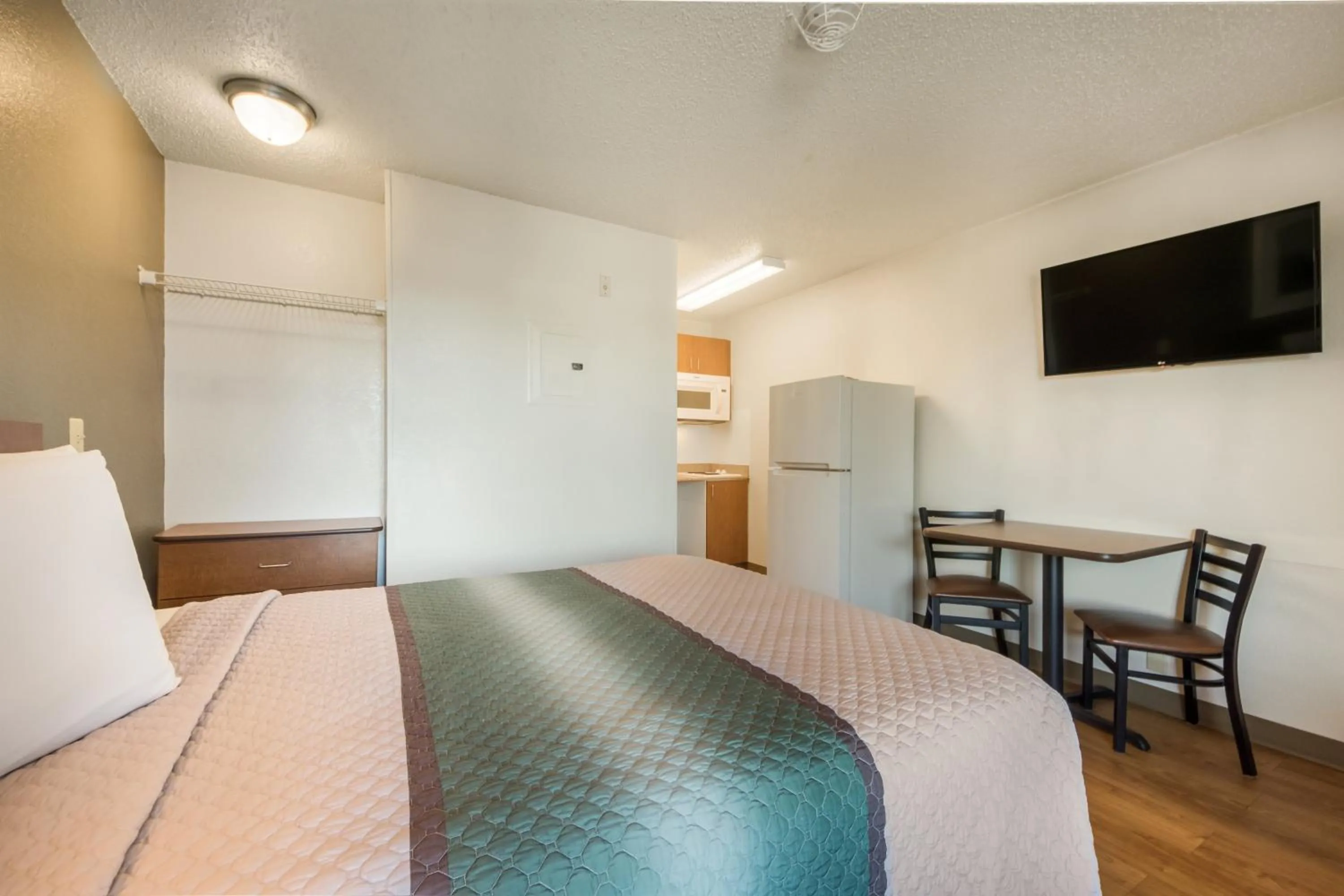 Photo of the whole room, Bed in HomeTowne Studios by Red Roof Dallas - Mesquite