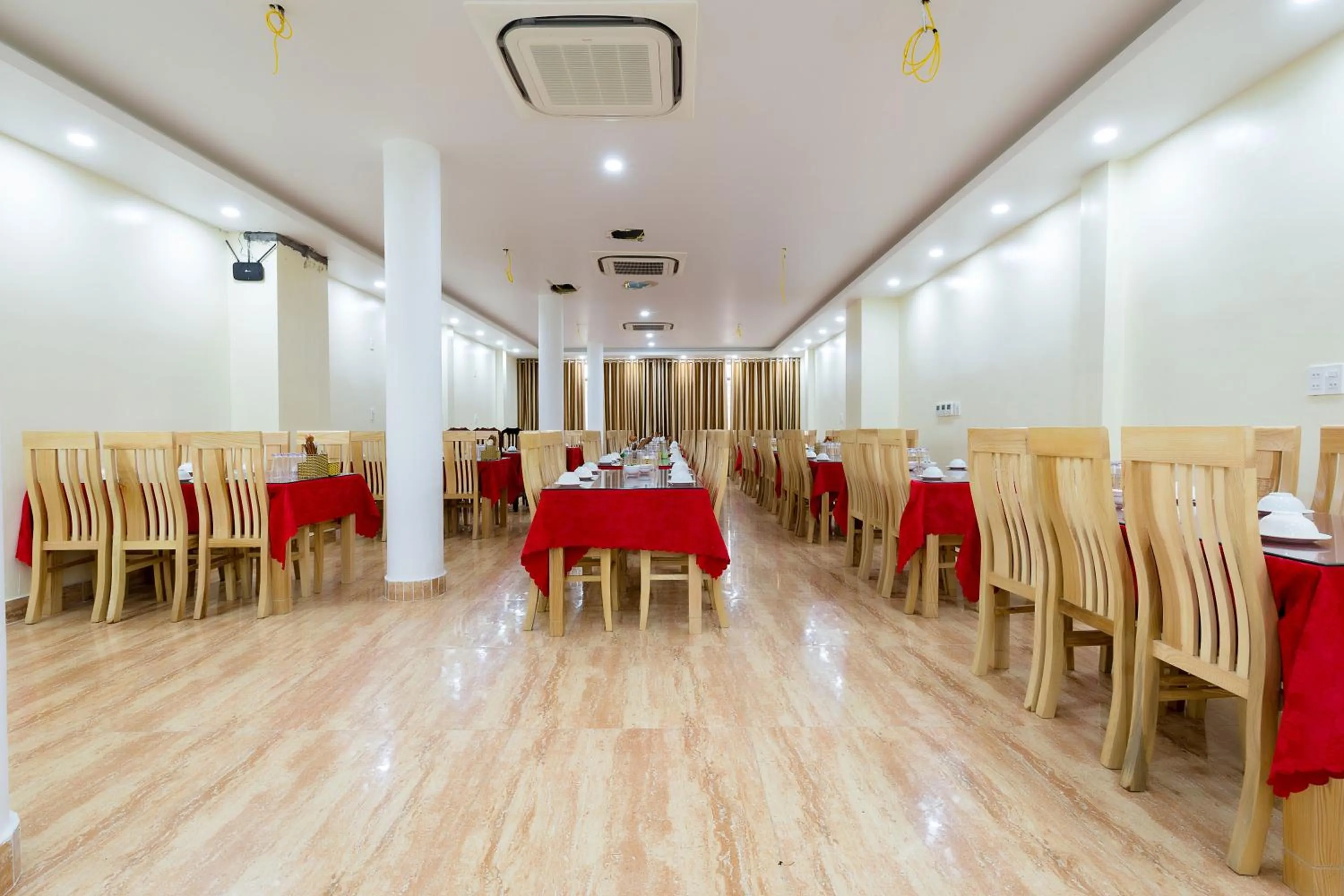 Restaurant/places to eat in Quang Minh Hotel