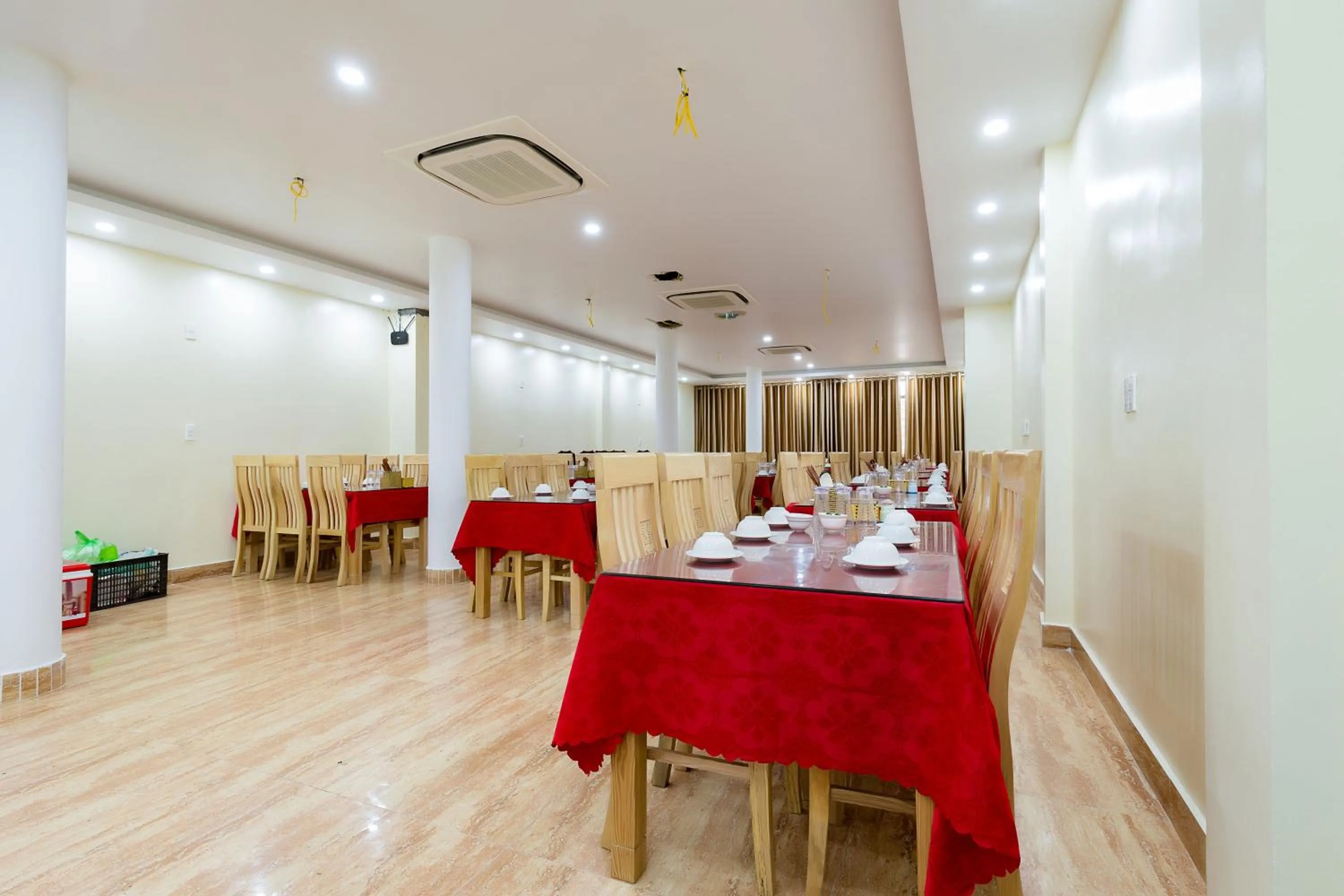 Restaurant/places to eat in Quang Minh Hotel