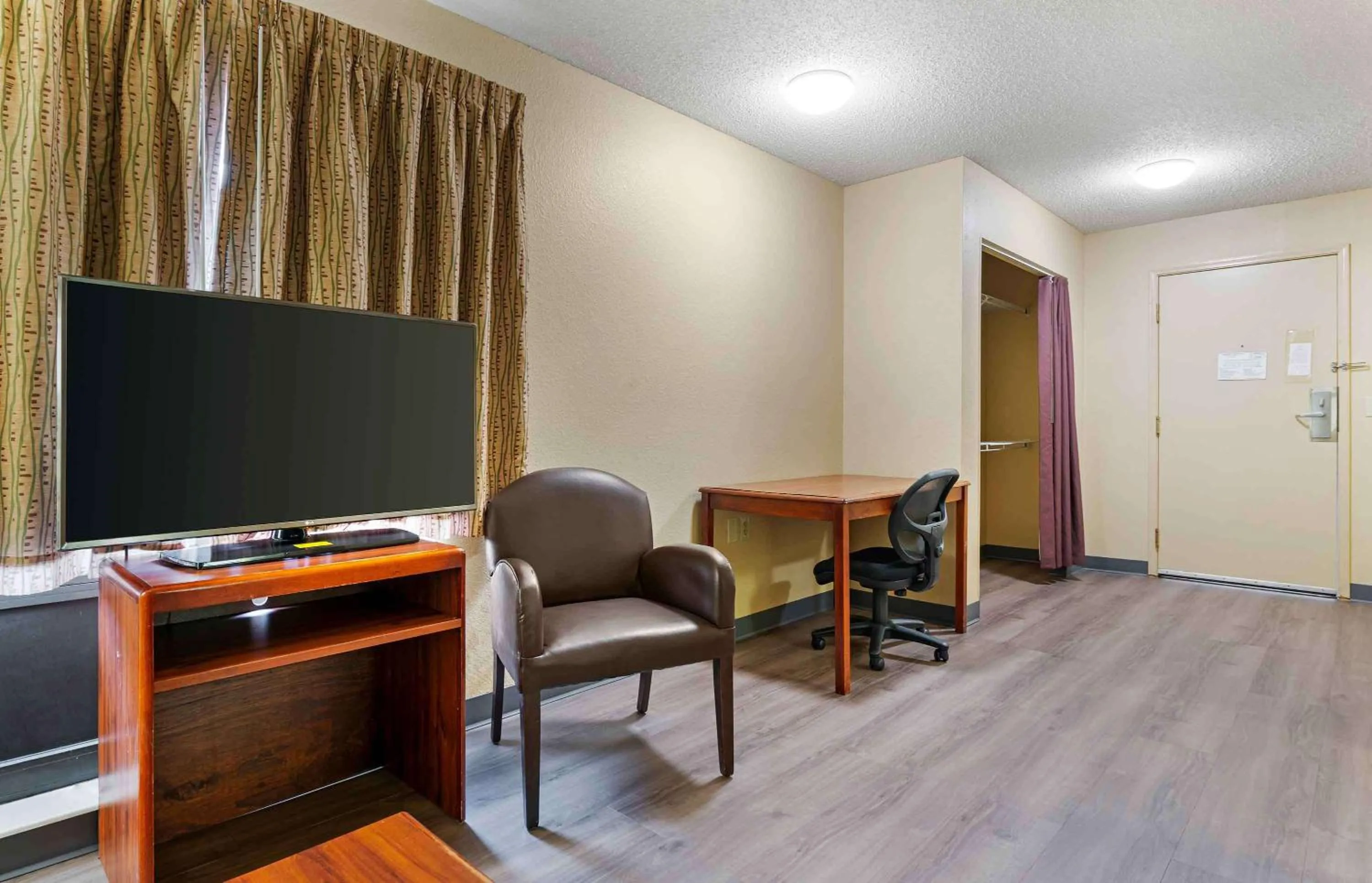 Bedroom in Extended Stay America Select Suites - South Bend - Mishawaka - South