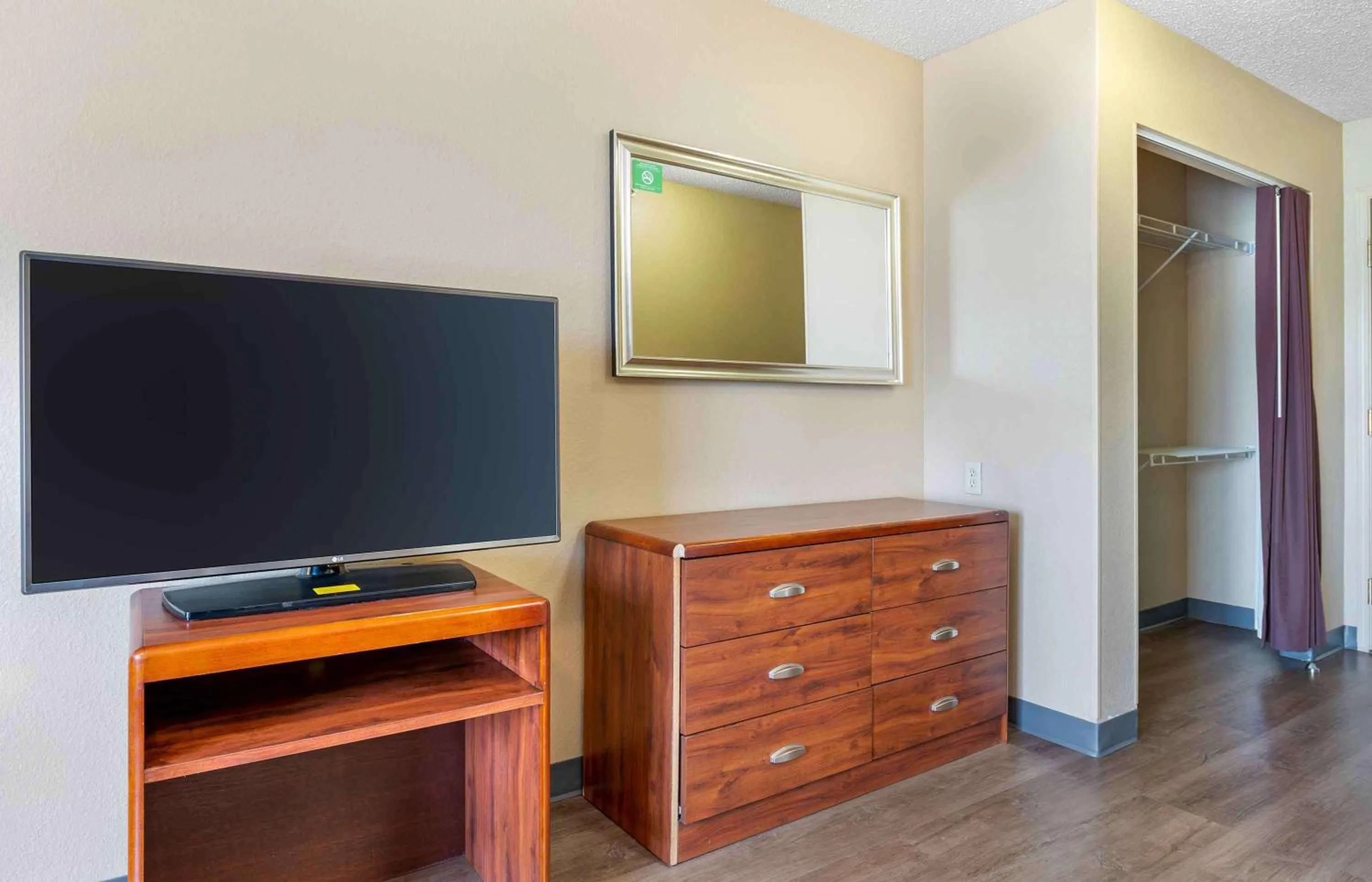Bedroom in Extended Stay America Select Suites - South Bend - Mishawaka - South