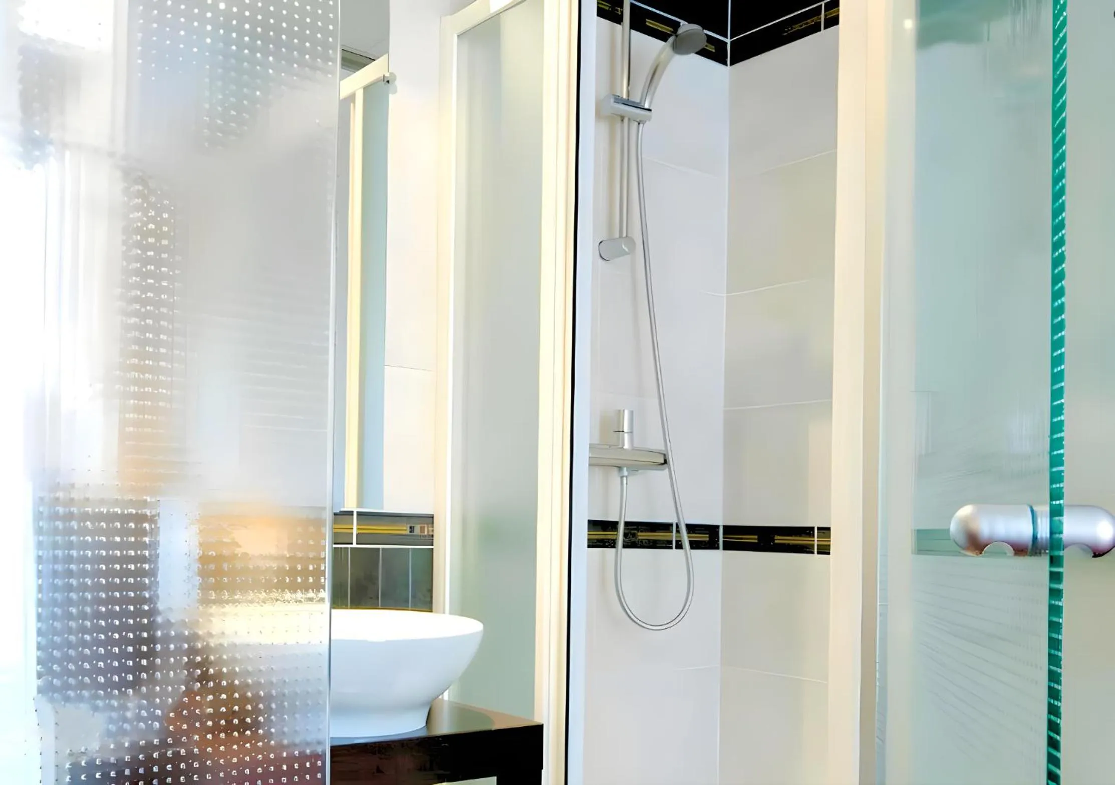 Shower in Hôtel de l'Exposition - Tour Eiffel