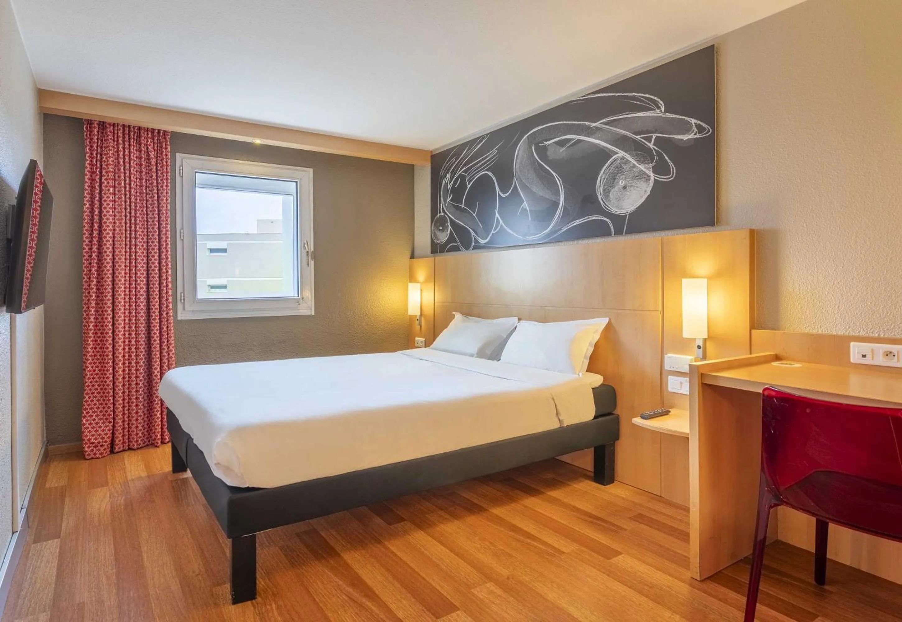 Bedroom, Bed in B&B HOTEL Marseille Bonneveine