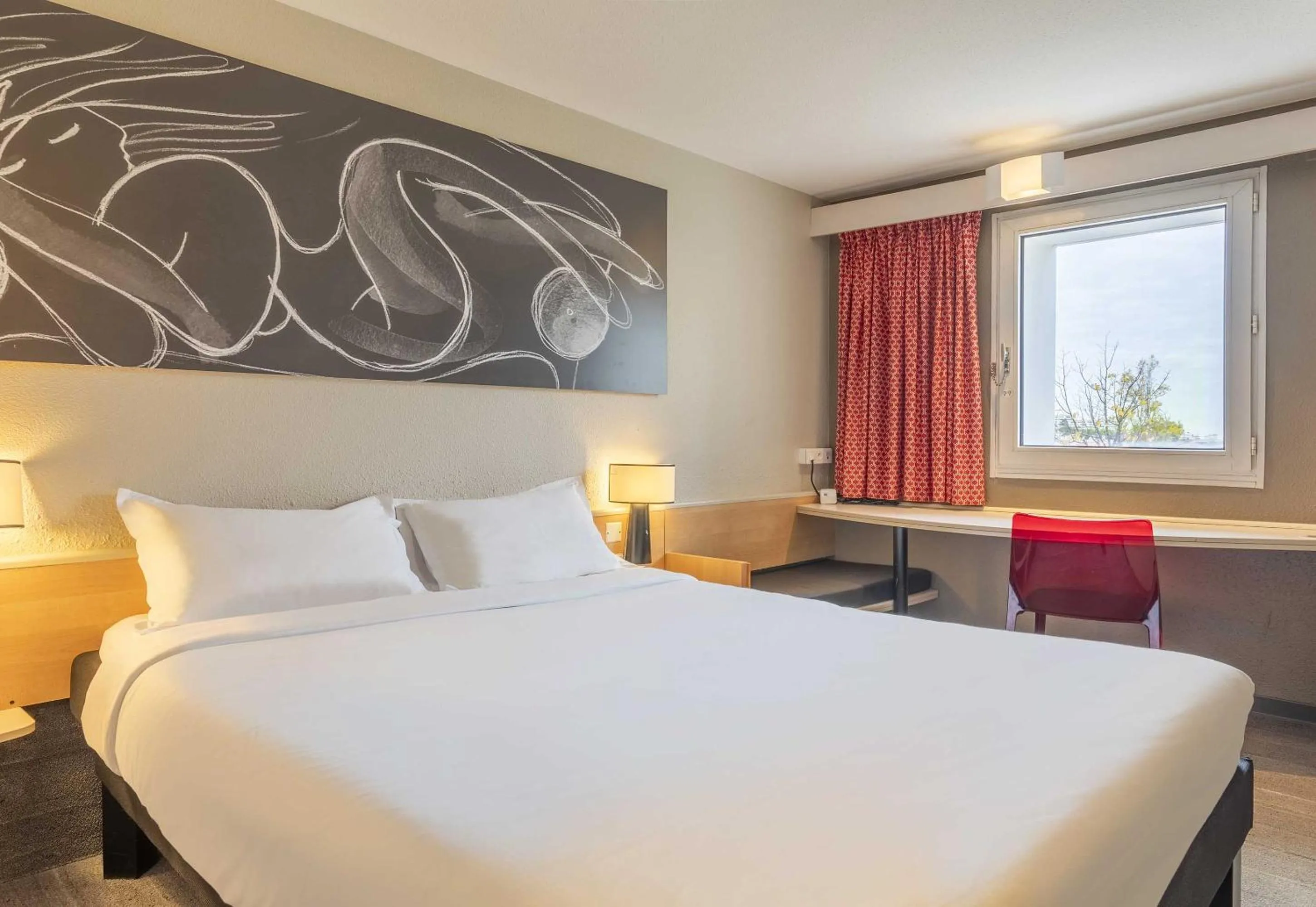 Bedroom, Bed in B&B HOTEL Marseille Bonneveine