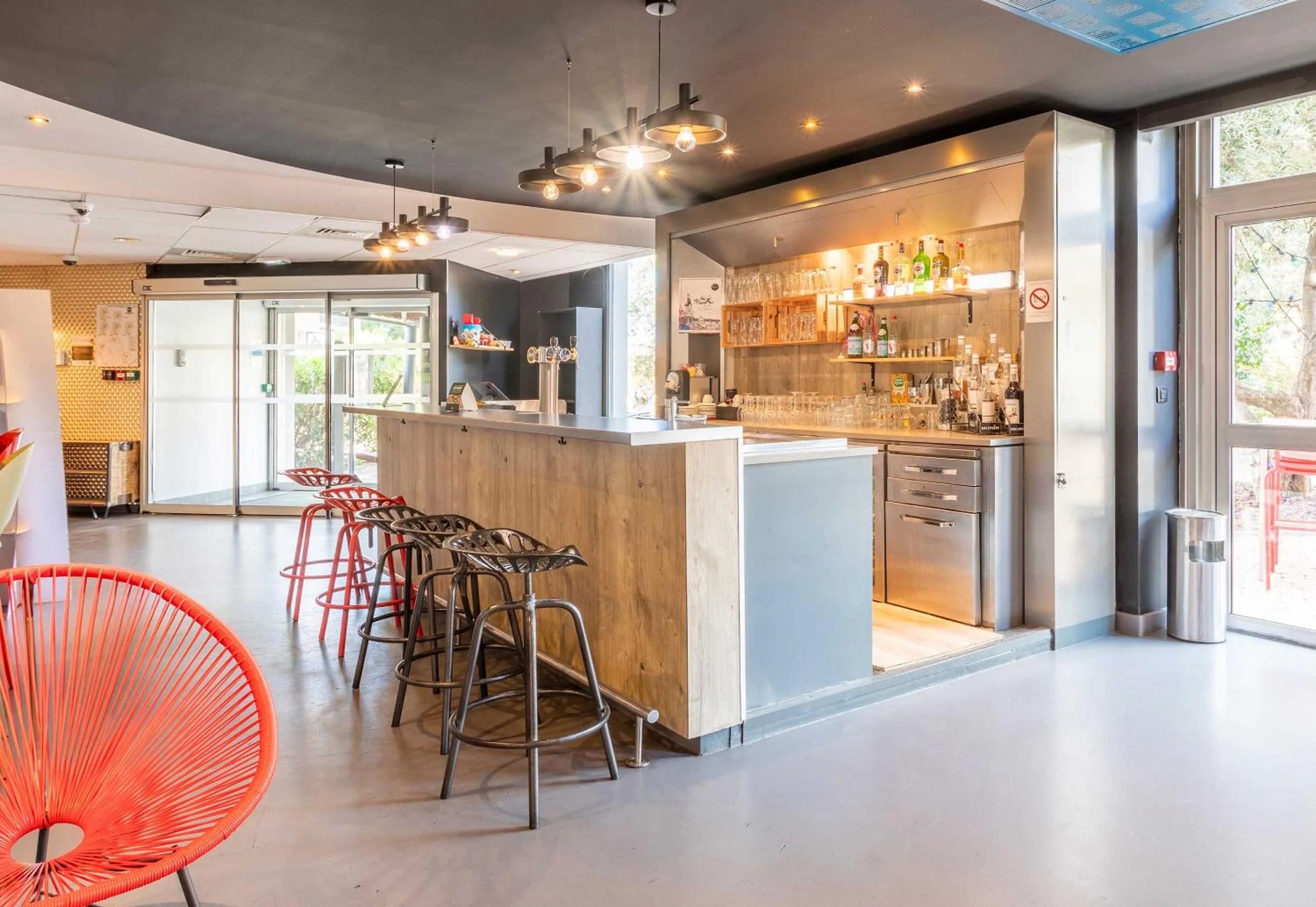 Lounge or bar in B&B HOTEL Marseille Bonneveine