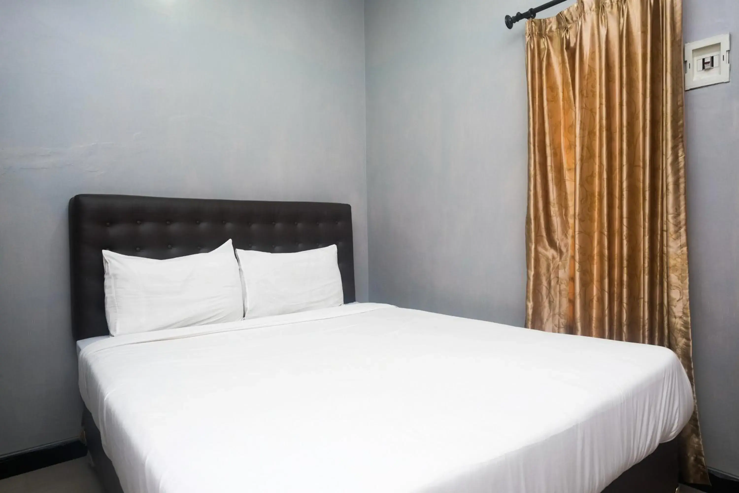 Standard Double Room in Al Abror Homestay Mandala Krida Mitra RedDoorz Standard Double Room in Al Abror Homestay Mandala Krida Mitra RedDoorz