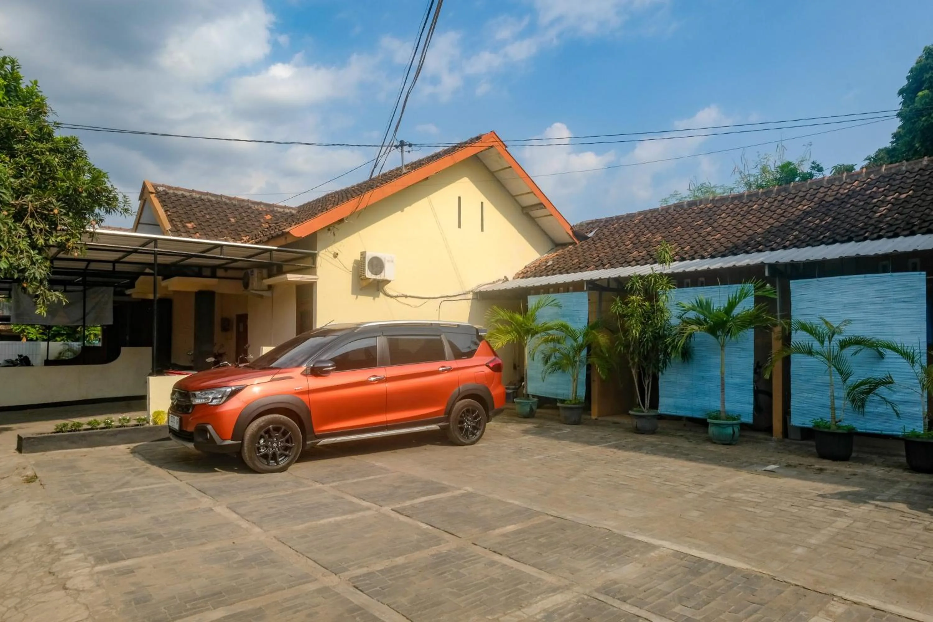 Parking in Al Abror Homestay Mandala Krida Mitra RedDoorz