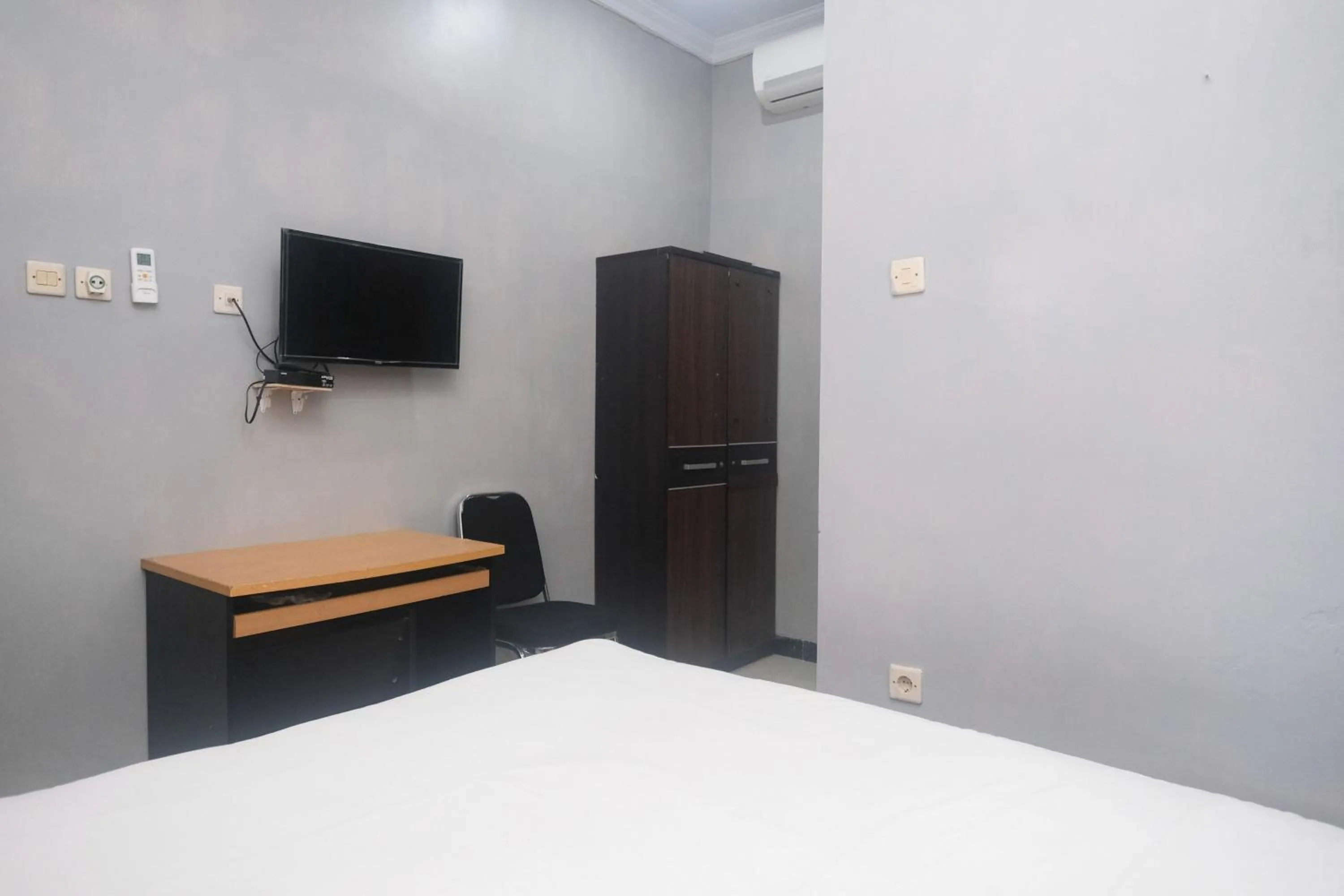 Bedroom, Bed in Al Abror Homestay Mandala Krida Mitra RedDoorz