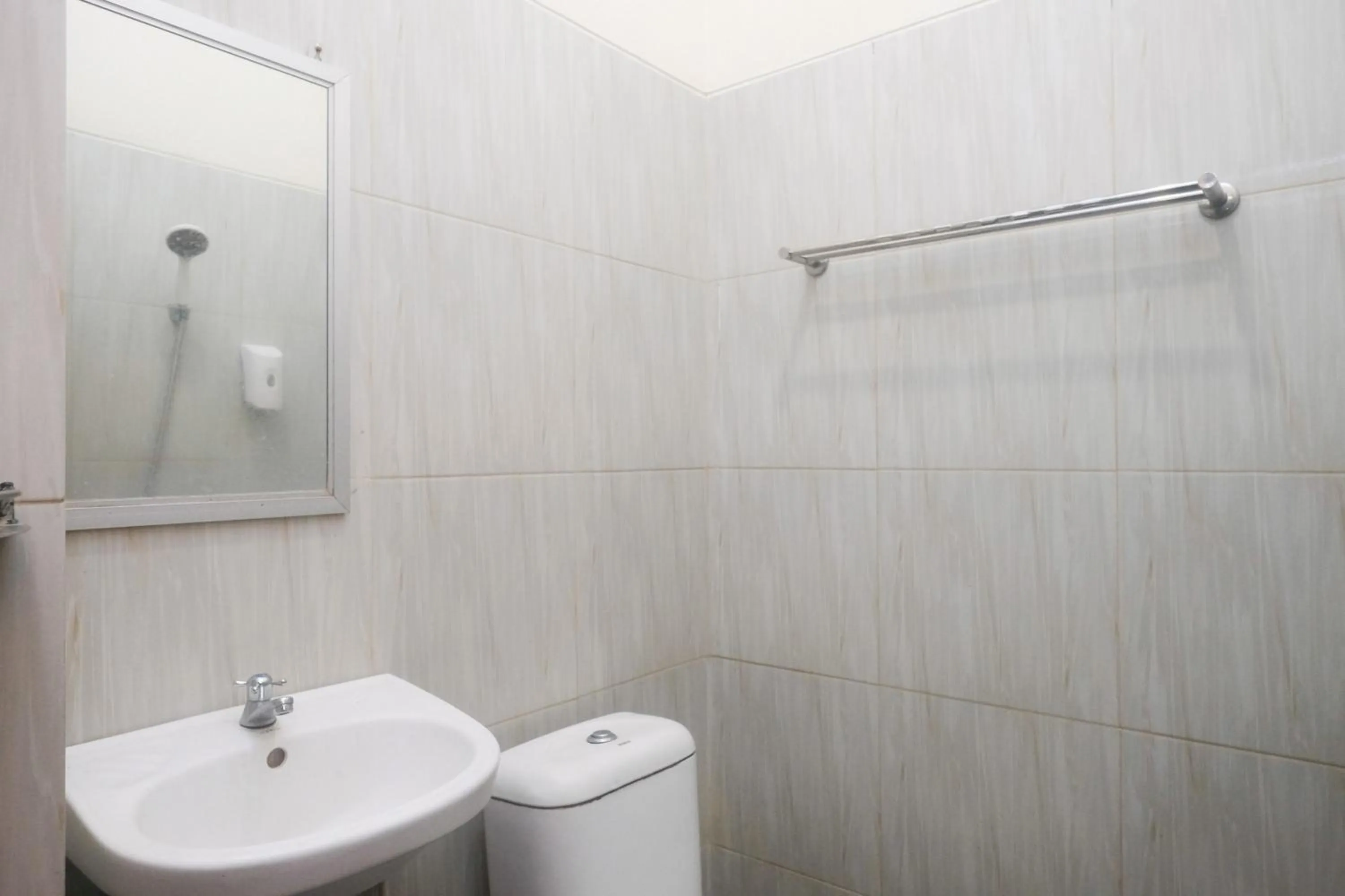 Bathroom in Al Abror Homestay Mandala Krida Mitra RedDoorz