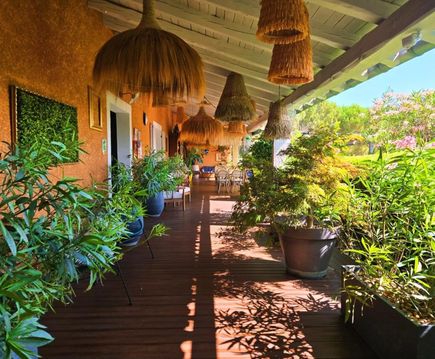 Patio in Hôtel Le SAINT-GENIÈS