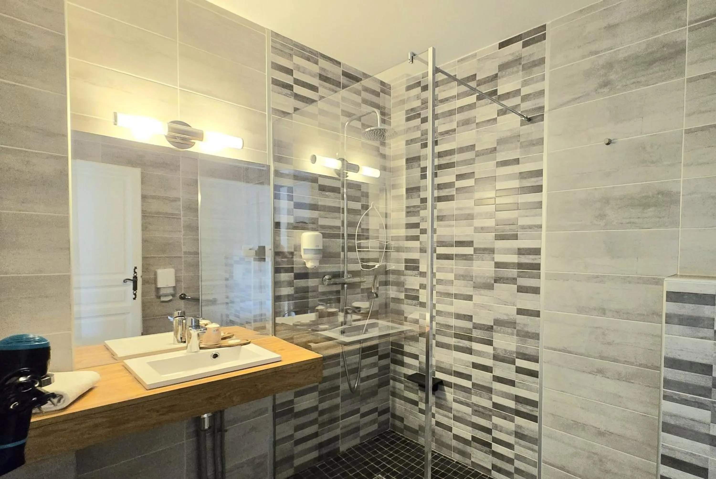 Bathroom in Hôtel Le SAINT-GENIÈS