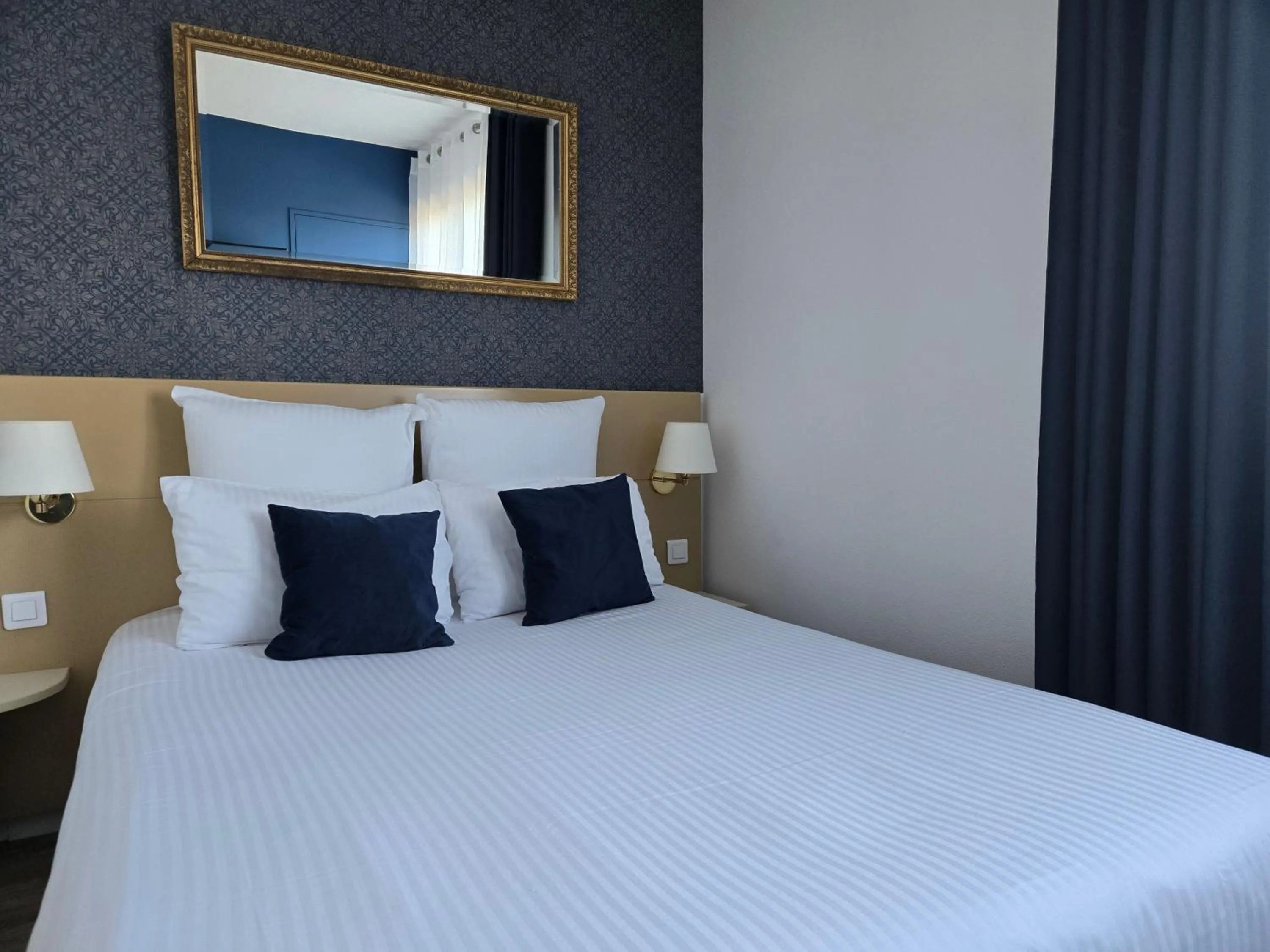 Bed in Hôtel Le SAINT-GENIÈS