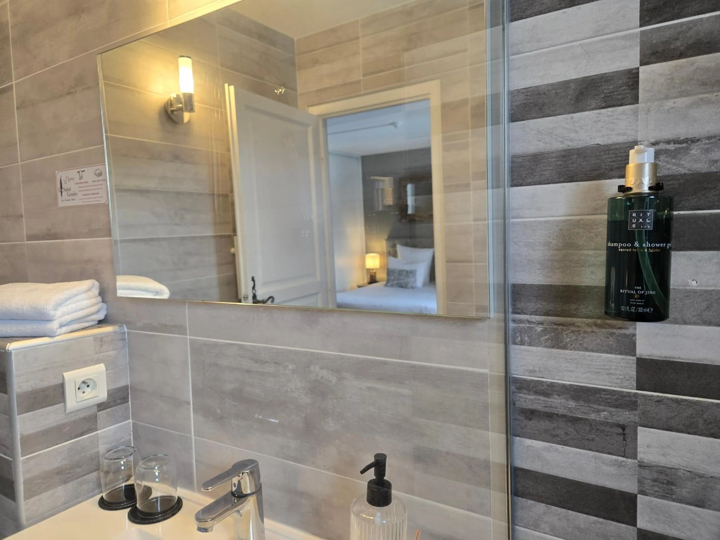 Bathroom in Hôtel Le SAINT-GENIÈS