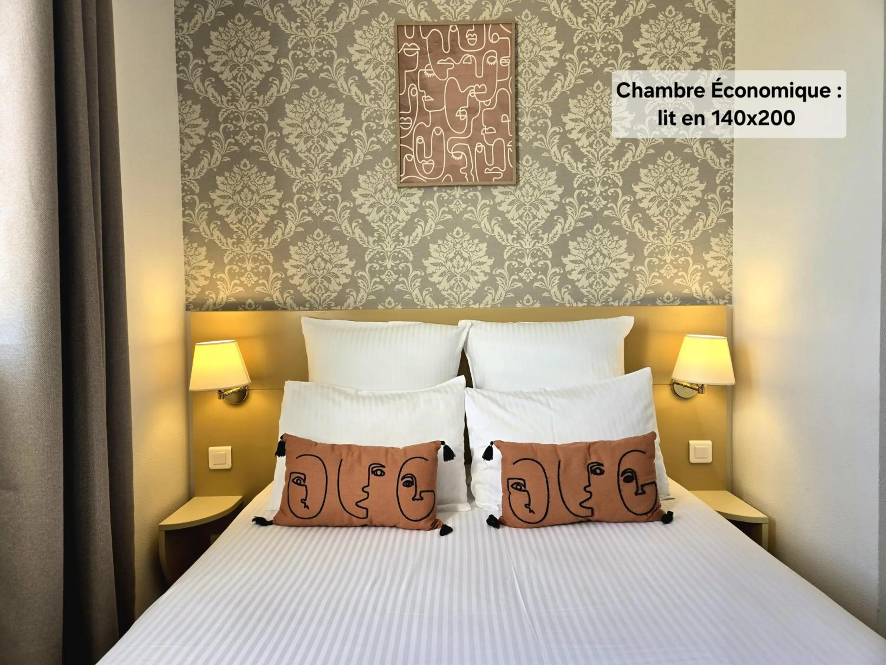 Bed in Hôtel Le SAINT-GENIÈS