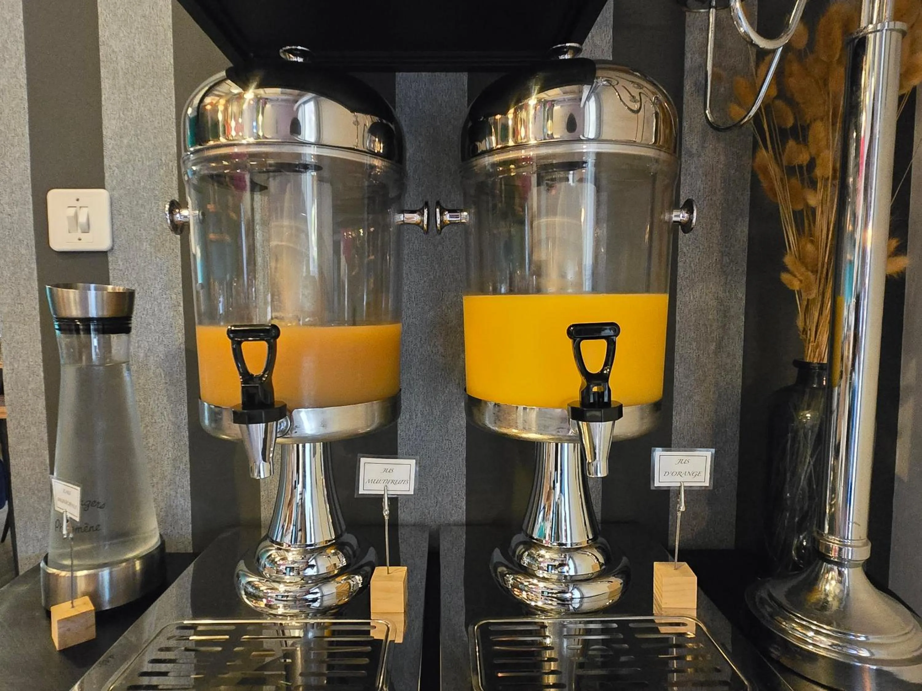 Breakfast in Hôtel Le SAINT-GENIÈS