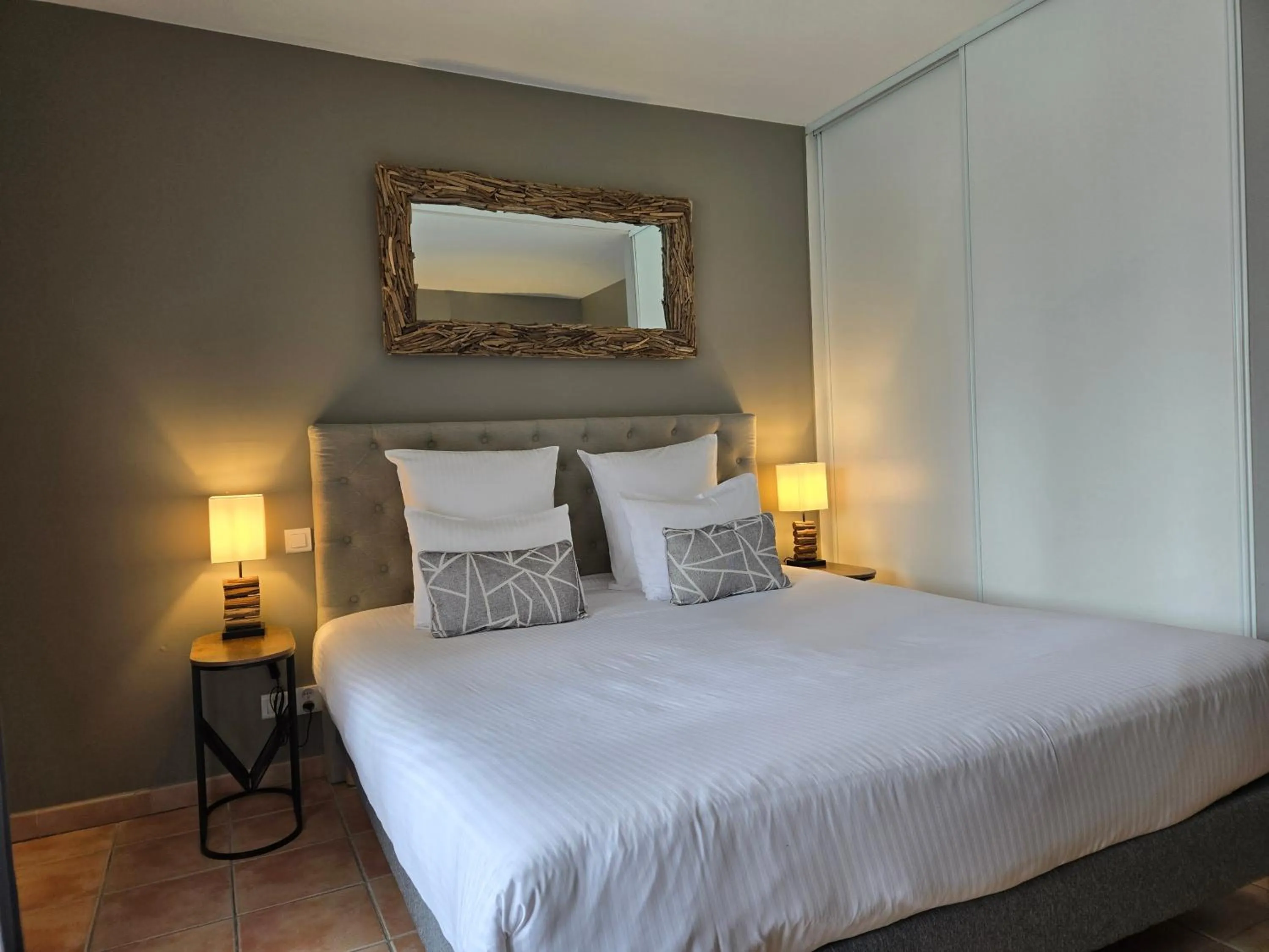 Bed in Hôtel Le SAINT-GENIÈS