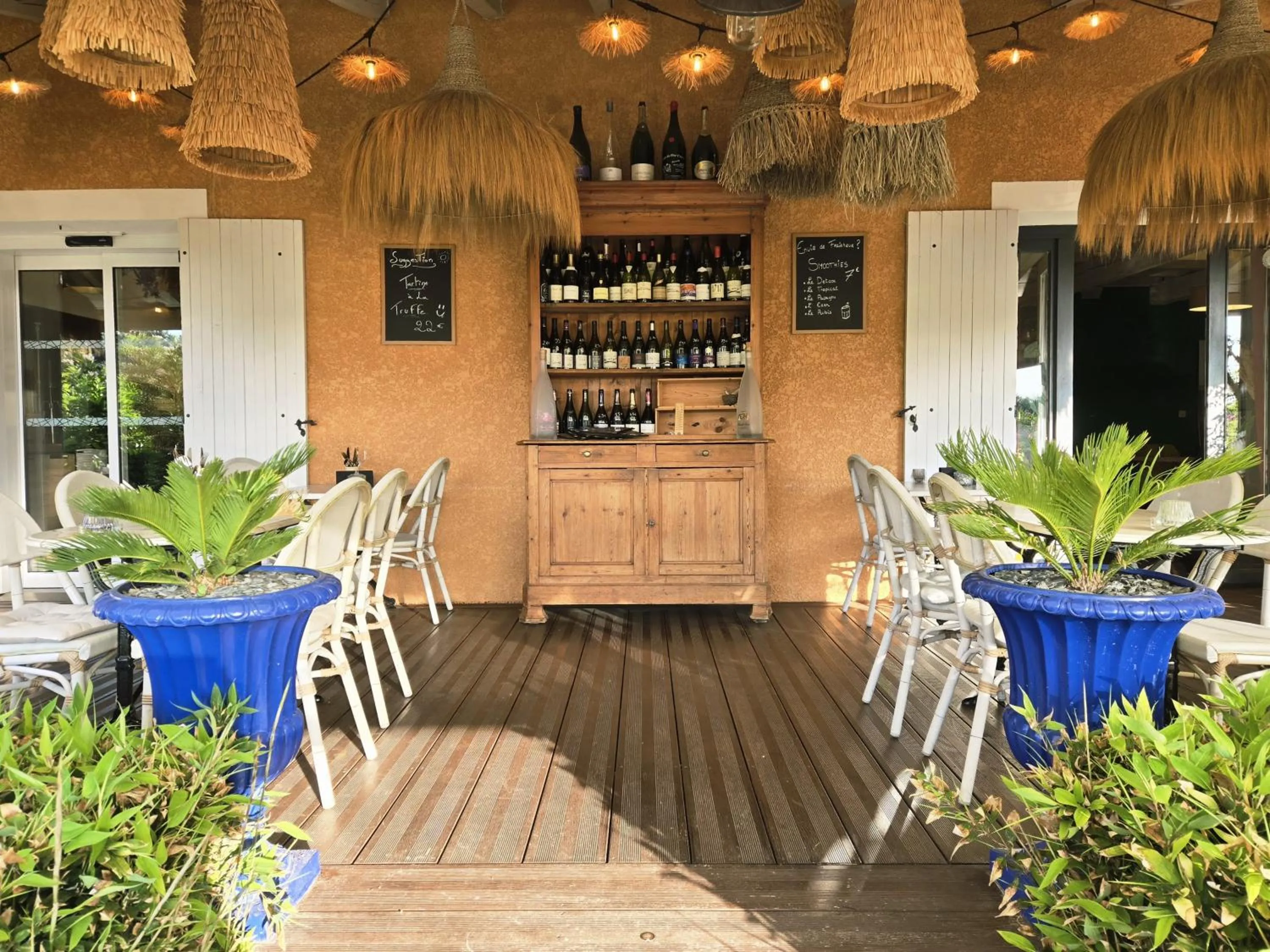 Patio in Hôtel Le SAINT-GENIÈS